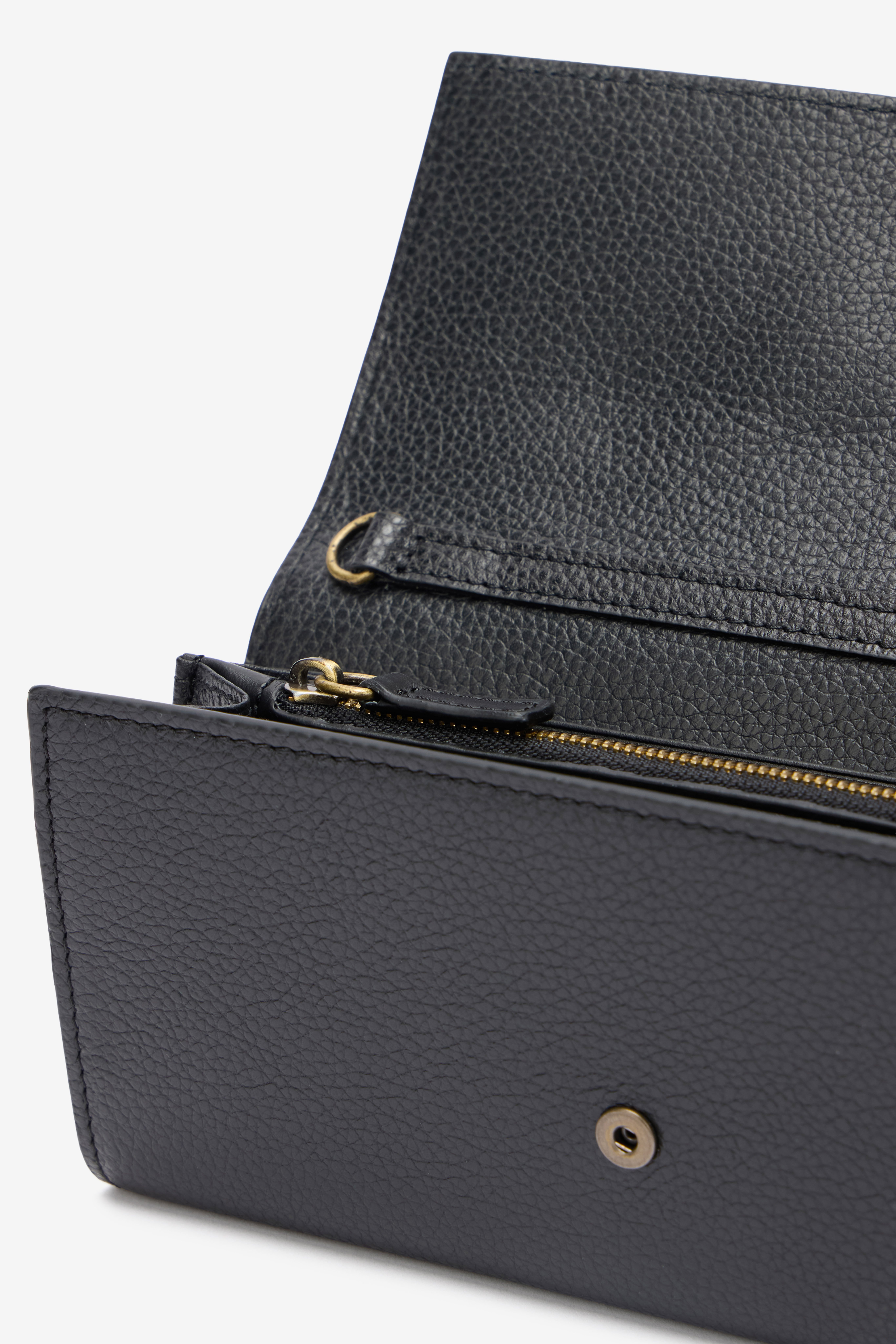 RC Black Wallet On Chain with Monogram RC RC Black Wallet On Chain with Monogram RC BLACK QOA00D-PZO37