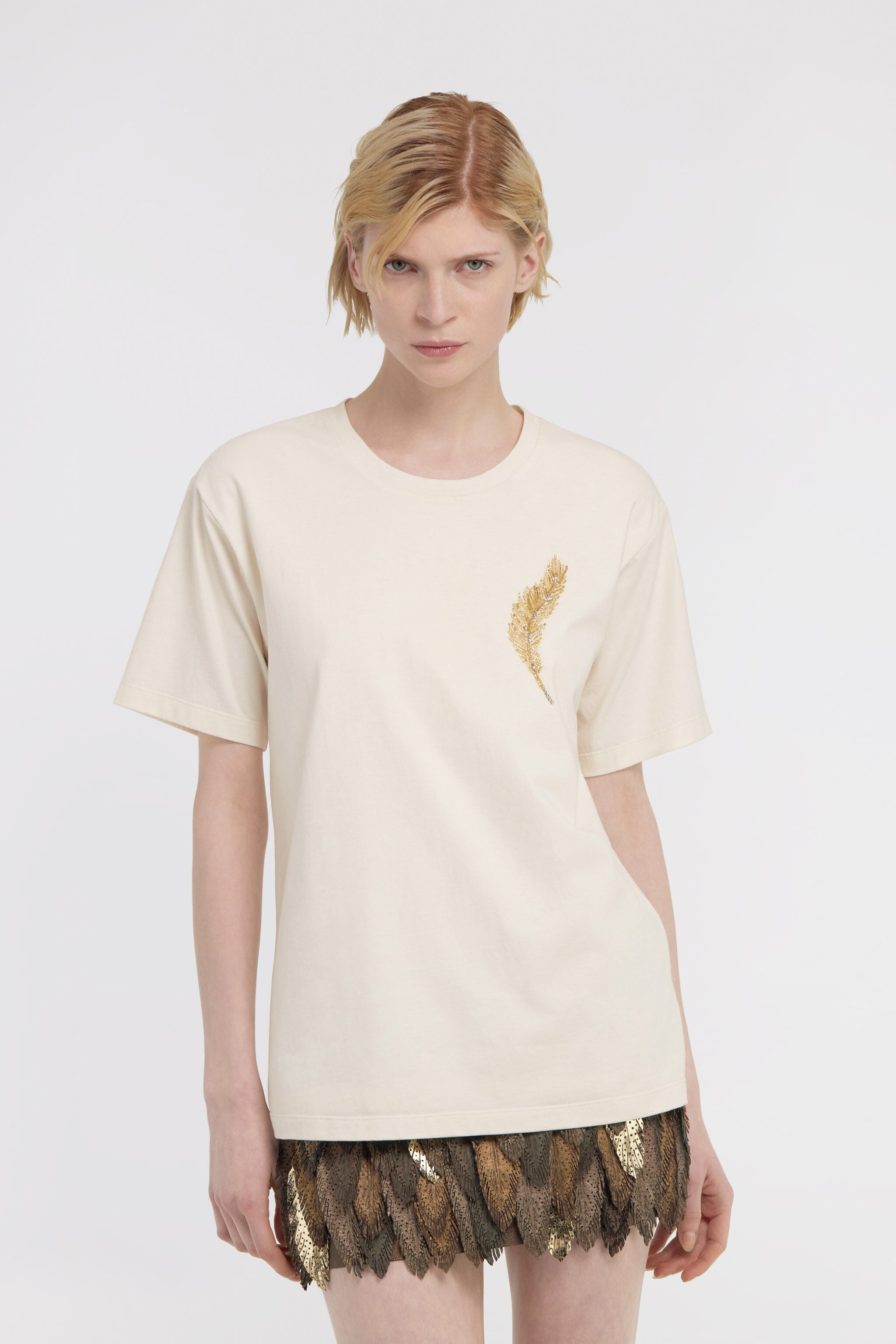 RC Elfenbeinfarbenes T-Shirt mit Federstickerei RC Elfenbeinfarbenes T-Shirt mit Federstickerei Elfenbein SWR608-JD061