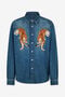 RC Chemise en denim à broderie tigre RC Chemise en denim à broderie tigre ENDLESS SKY WNJ72B-DAR37