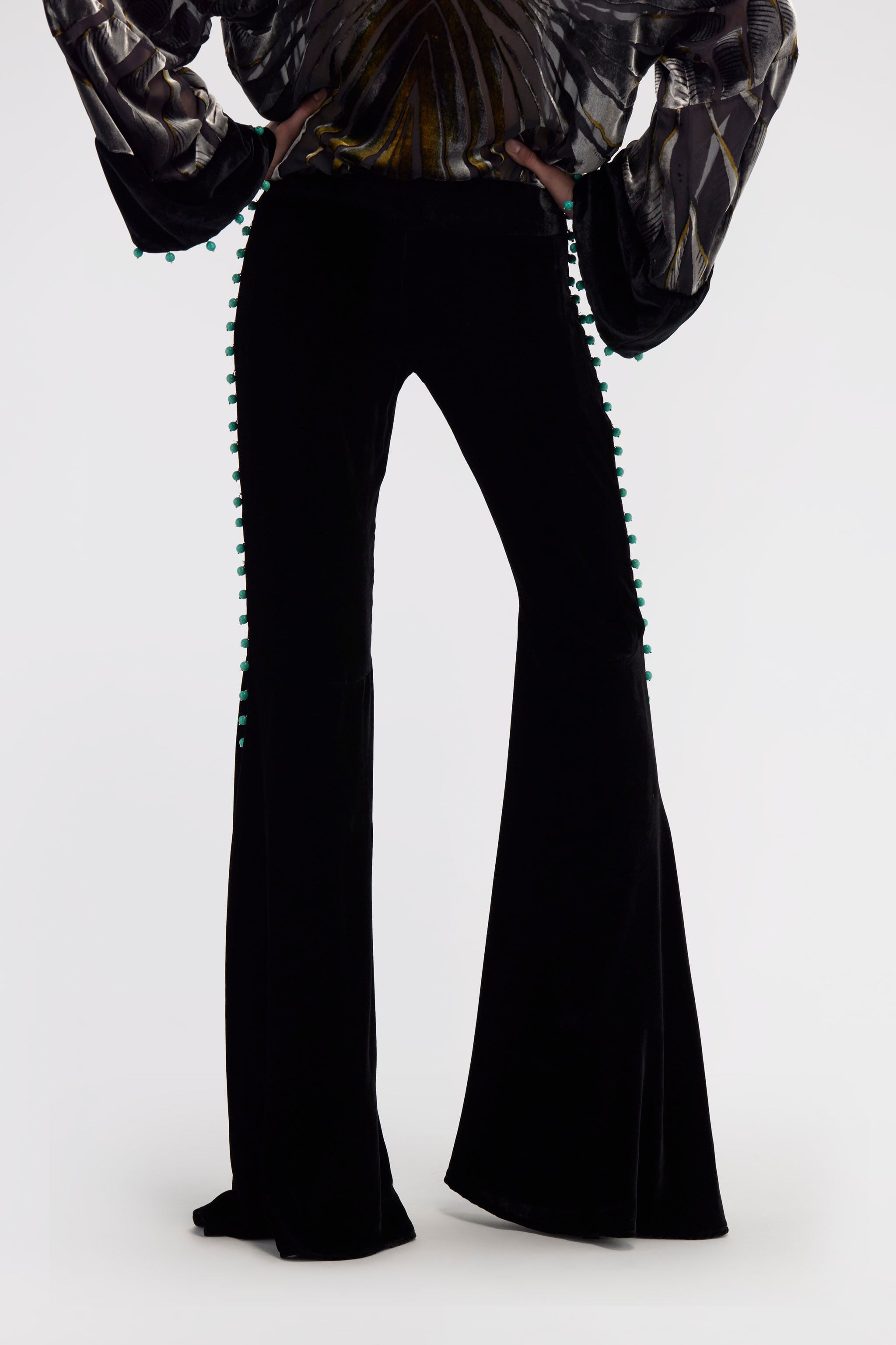 RC Pantalon Évasé en Velours Noir à Perles RC Pantalon Évasé en Velours Noir à Perles Noir RKR200-VL067