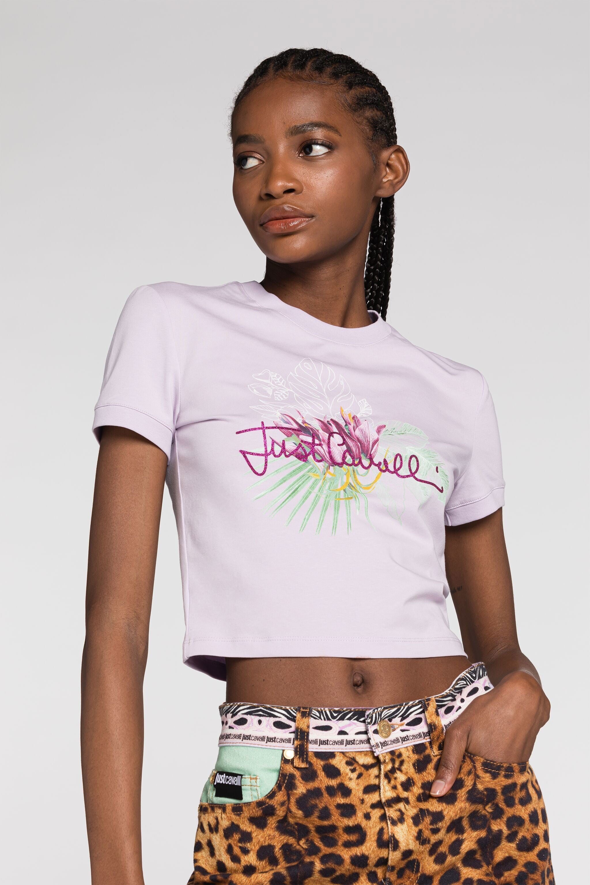 JC Just Cavalli Cropped T-Shirt mit tropischem Aufdruck JC Just Cavalli Cropped T-Shirt mit tropischem Aufdruck LILA Q61447-Q0350
