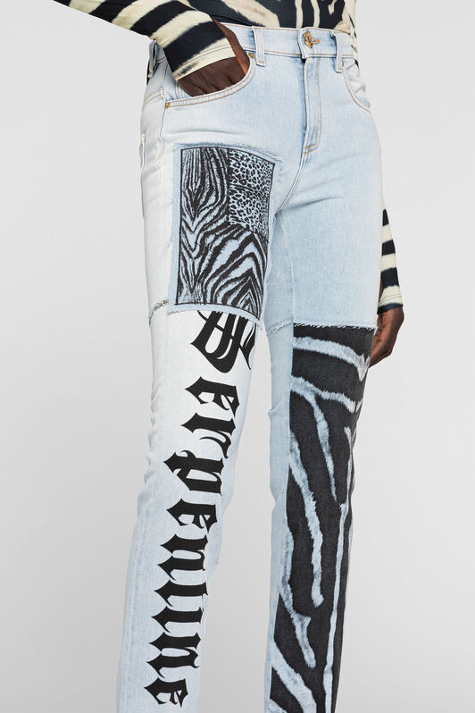 RC Jeans mit animalischer Patchwork-Print und Applikationen RC Jeans mit animalischer Patchwork-Print und Applikationen Hellblau OQJ232-DS020