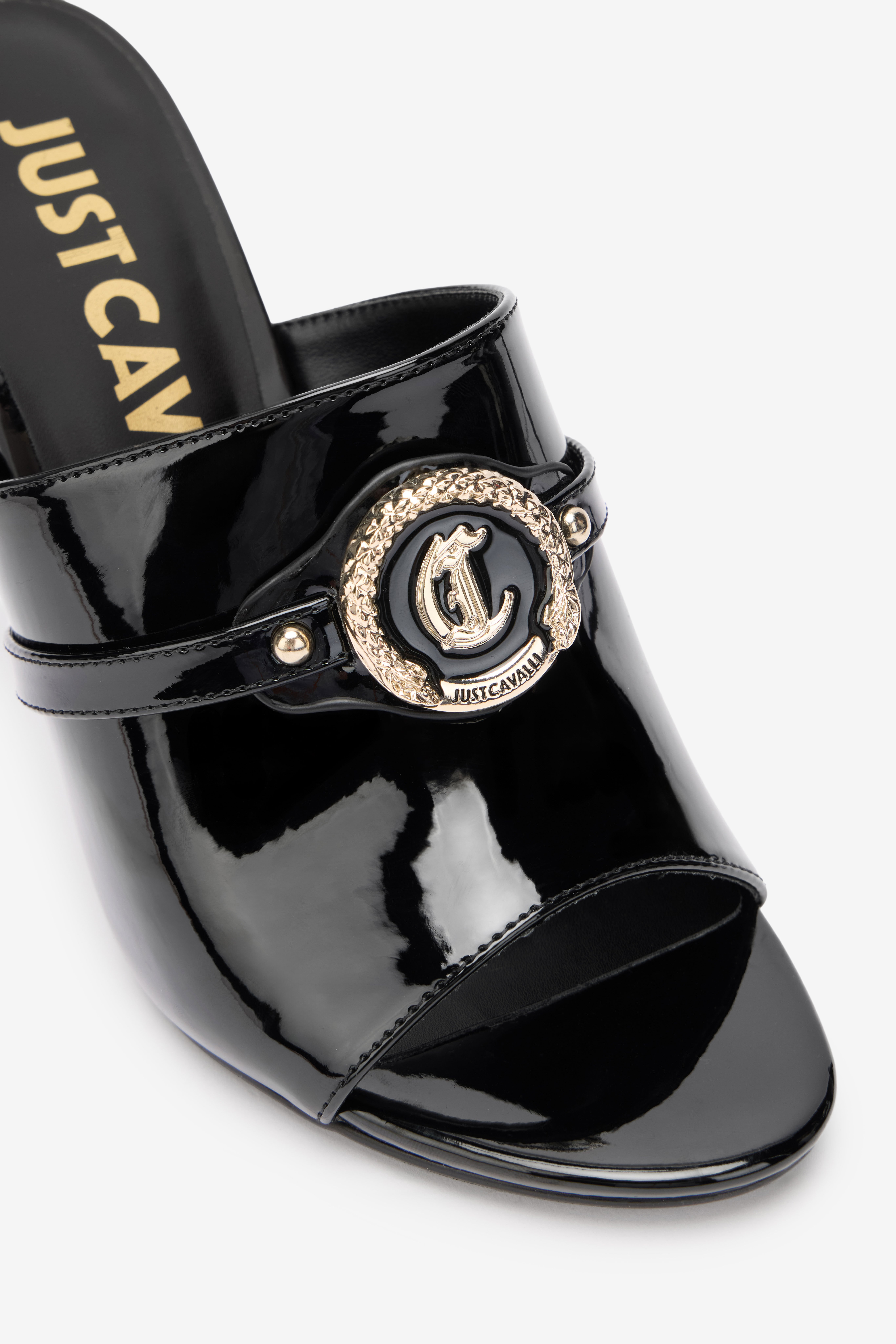 JC Mules Negros De Charol Con Medallón Del Logo JC Mules Negros De Charol Con Medallón Del Logo BLACK UFS060-UF382