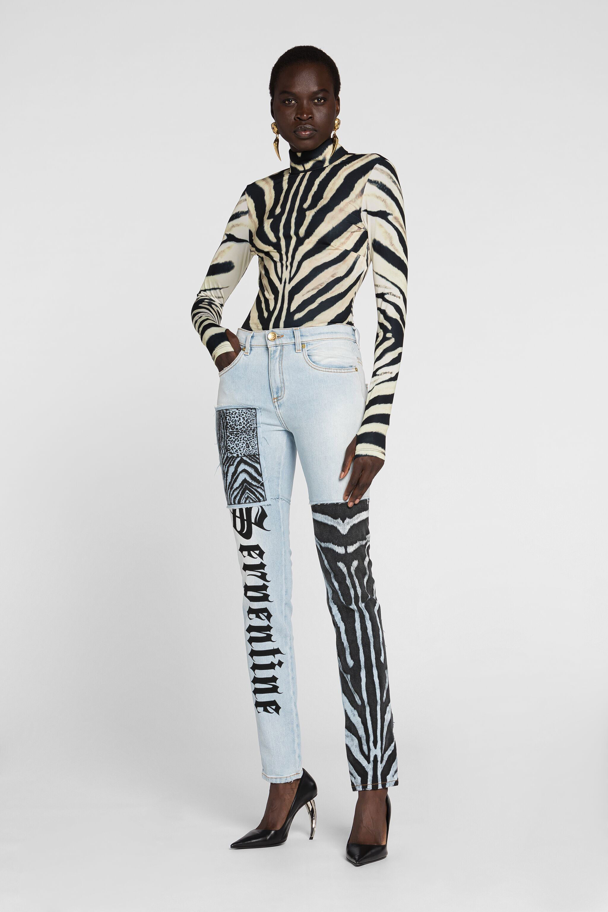 RC Jeans mit animalischer Patchwork-Print und Applikationen RC Jeans mit animalischer Patchwork-Print und Applikationen Hellblau OQJ232-DS020