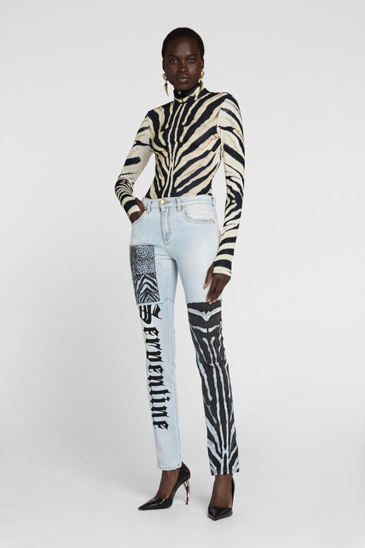 RC Jeans mit animalischer Patchwork-Print und Applikationen RC Jeans mit animalischer Patchwork-Print und Applikationen Hellblau OQJ232-DS020