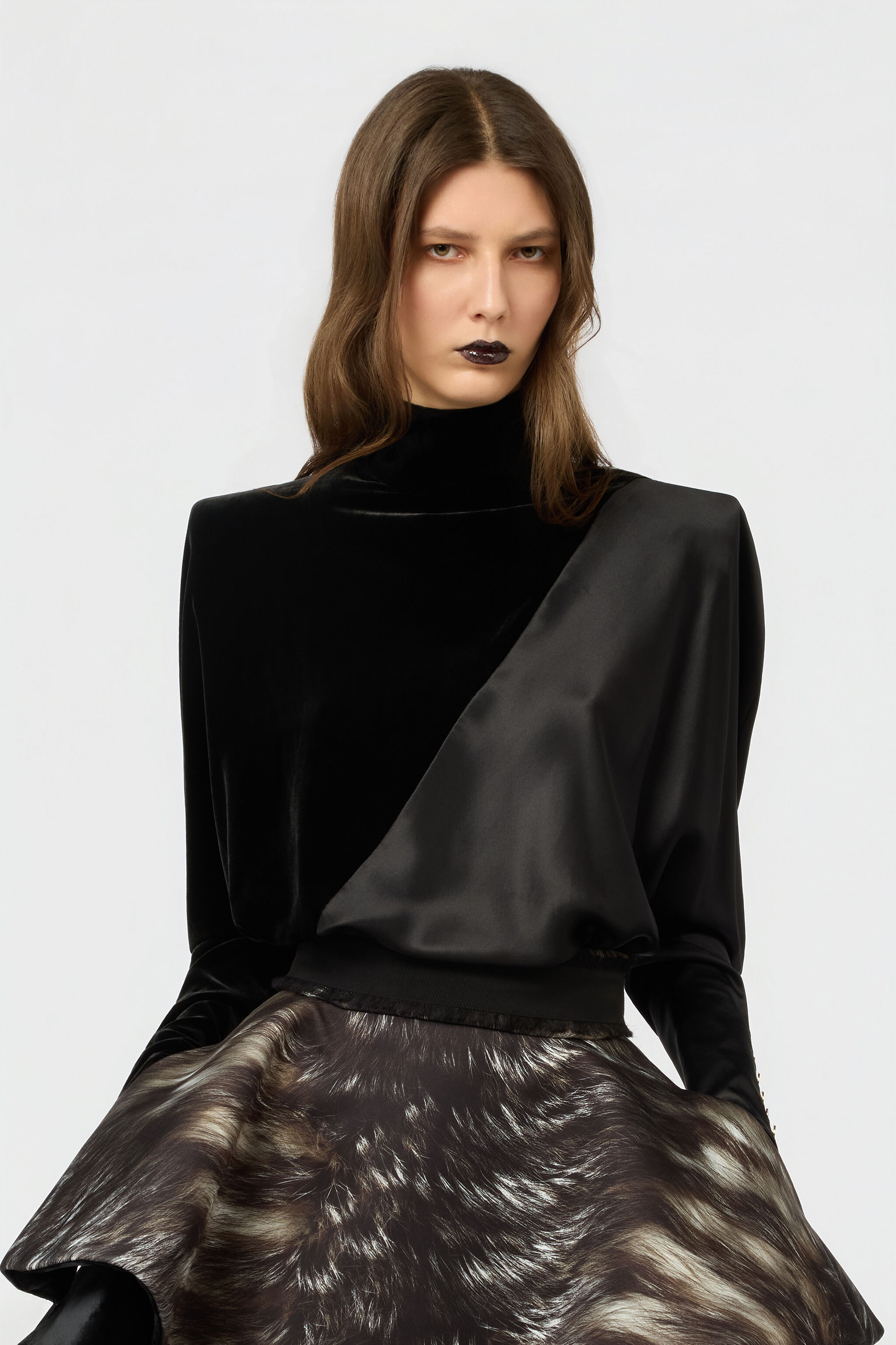 RC Bluse Aus Samt Und Seidensatin Mit Schmuckknöpfen RC Bluse Aus Samt Und Seidensatin Mit Schmuckknöpfen BLACK XWT703-VL054