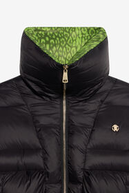JU Schwarze Steppjacke mit grünem Jaguar-Print-Futter BLACK/G.V. XJT40T-5RS64