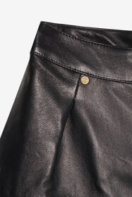 JU Shorts aus Kunstleder mit Cut-outs BLACK XJP20A-PN003