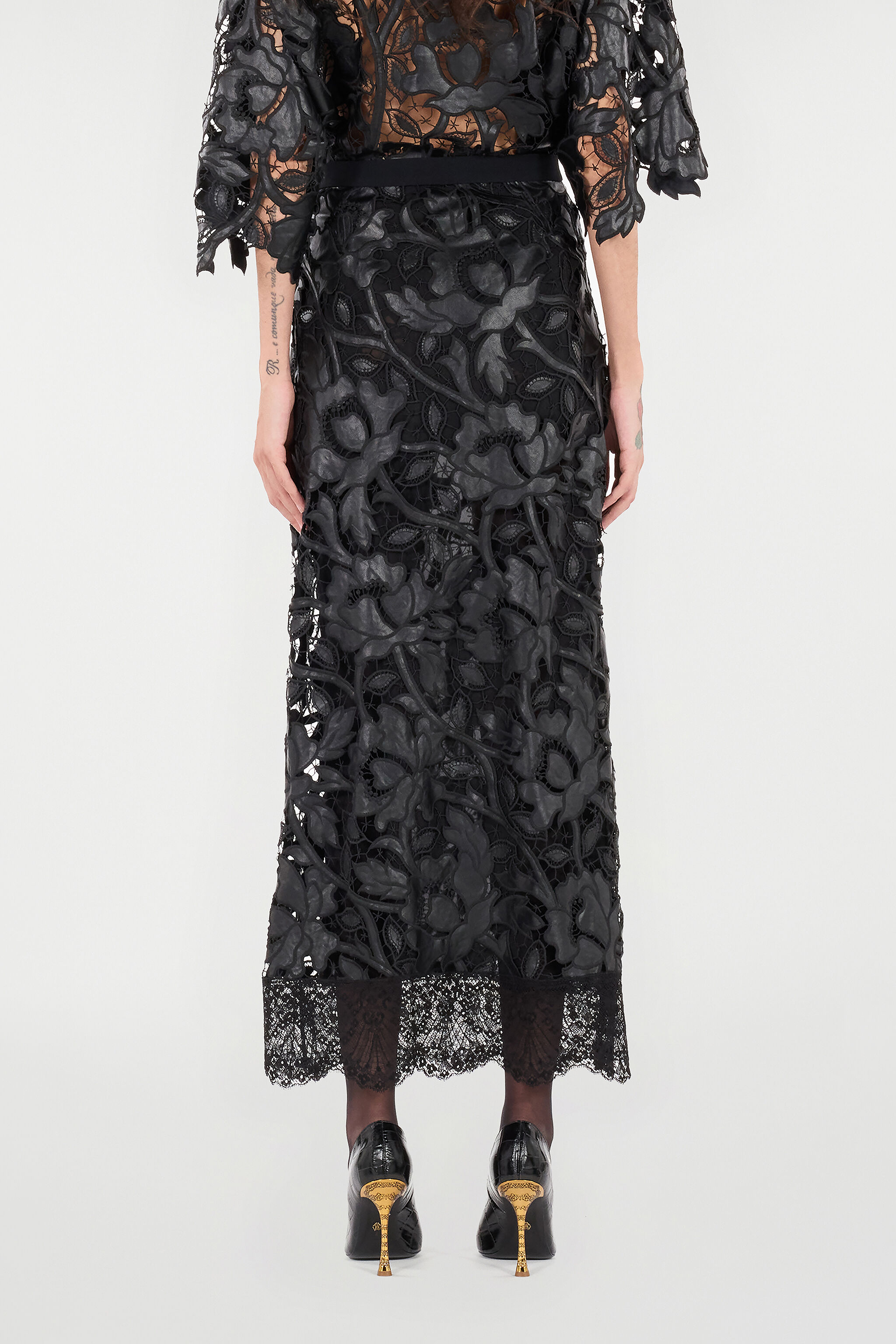 RC Long Skirt with All-Over Floral Motif Black VQT305-FT051