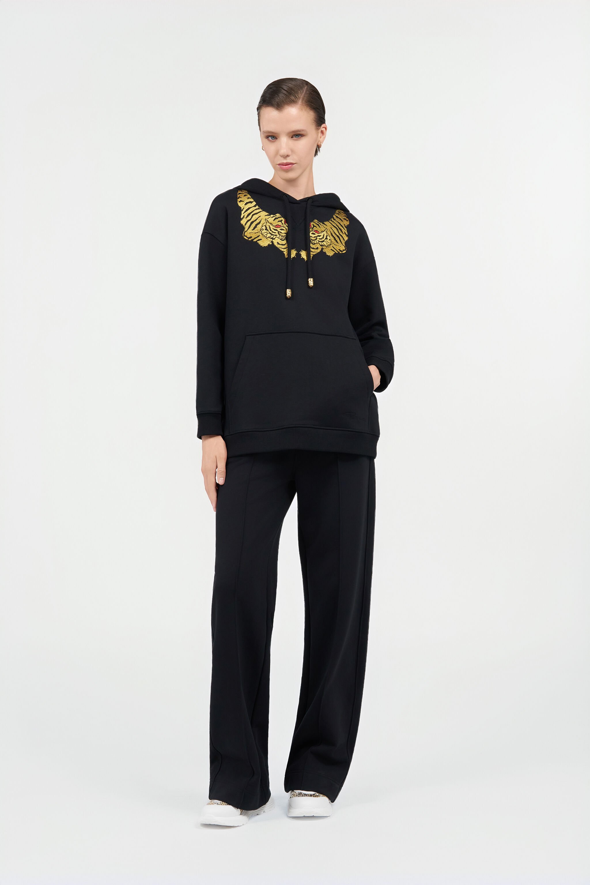 RC Sudadera Negra Con Bordado De Tigre BLACK WQT67B-CF057