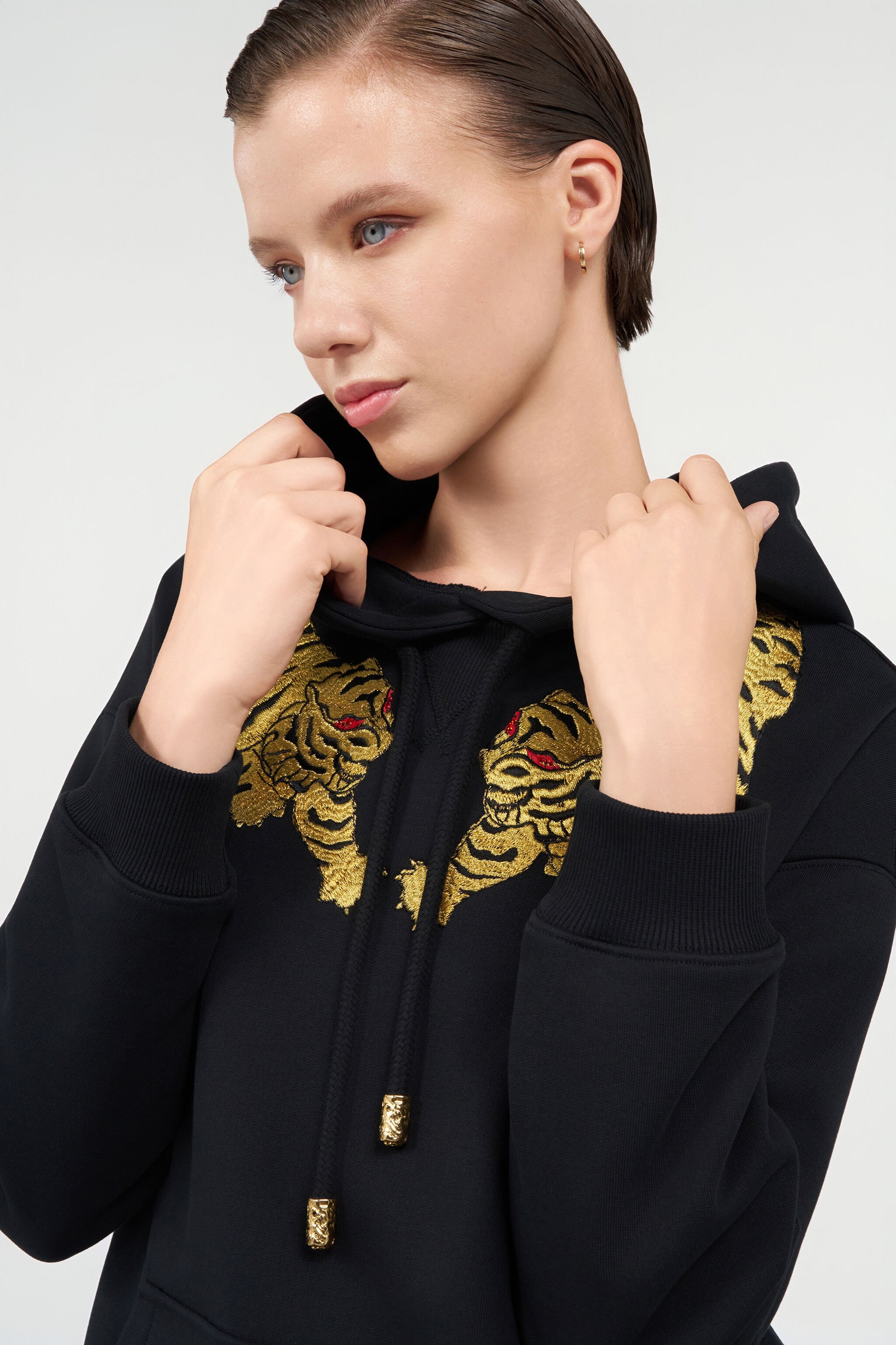 RC Sudadera Negra Con Bordado De Tigre BLACK WQT67B-CF057