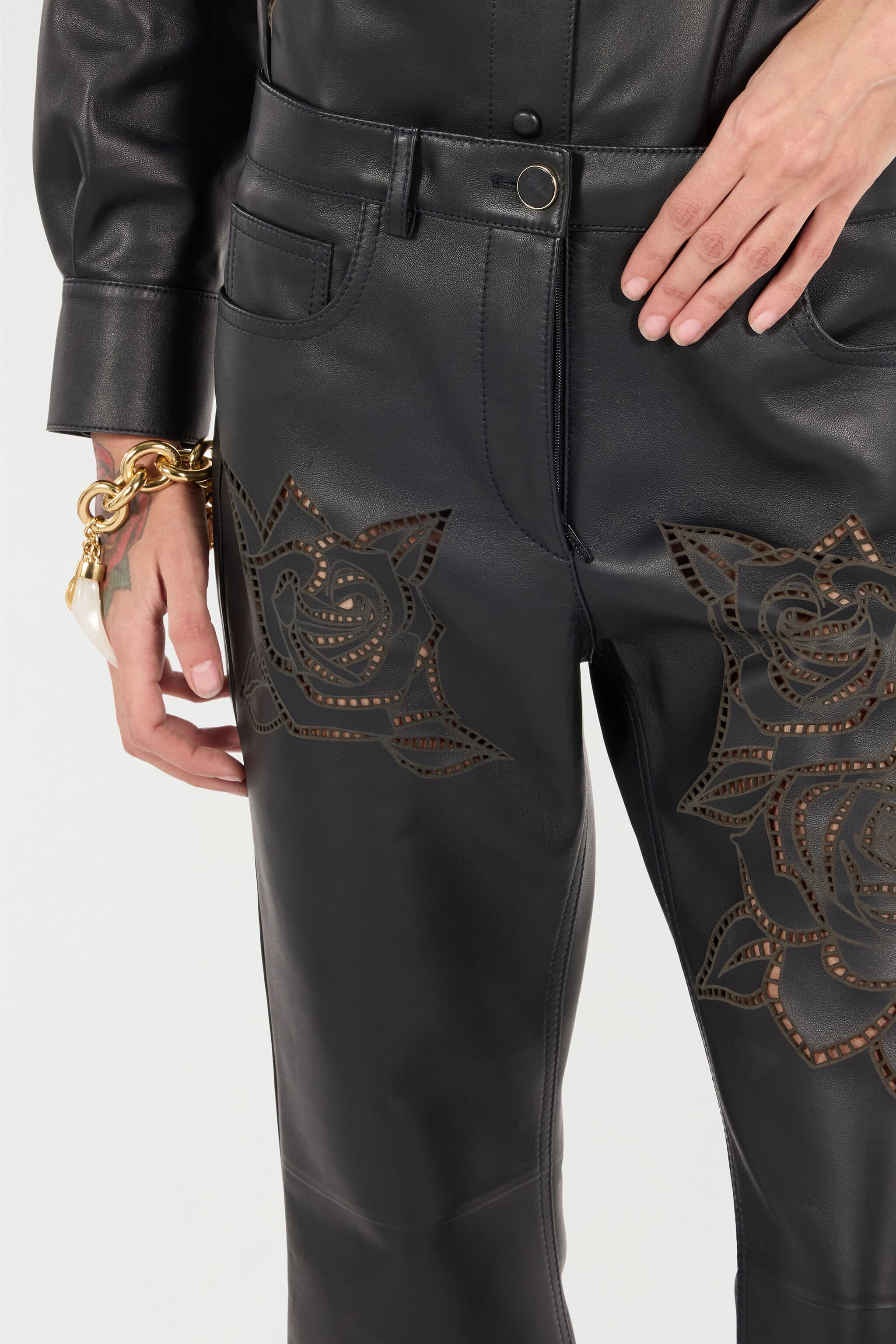 RC Pantaloni In Pelle Con Rose Traforate Nero UKP200-PN106