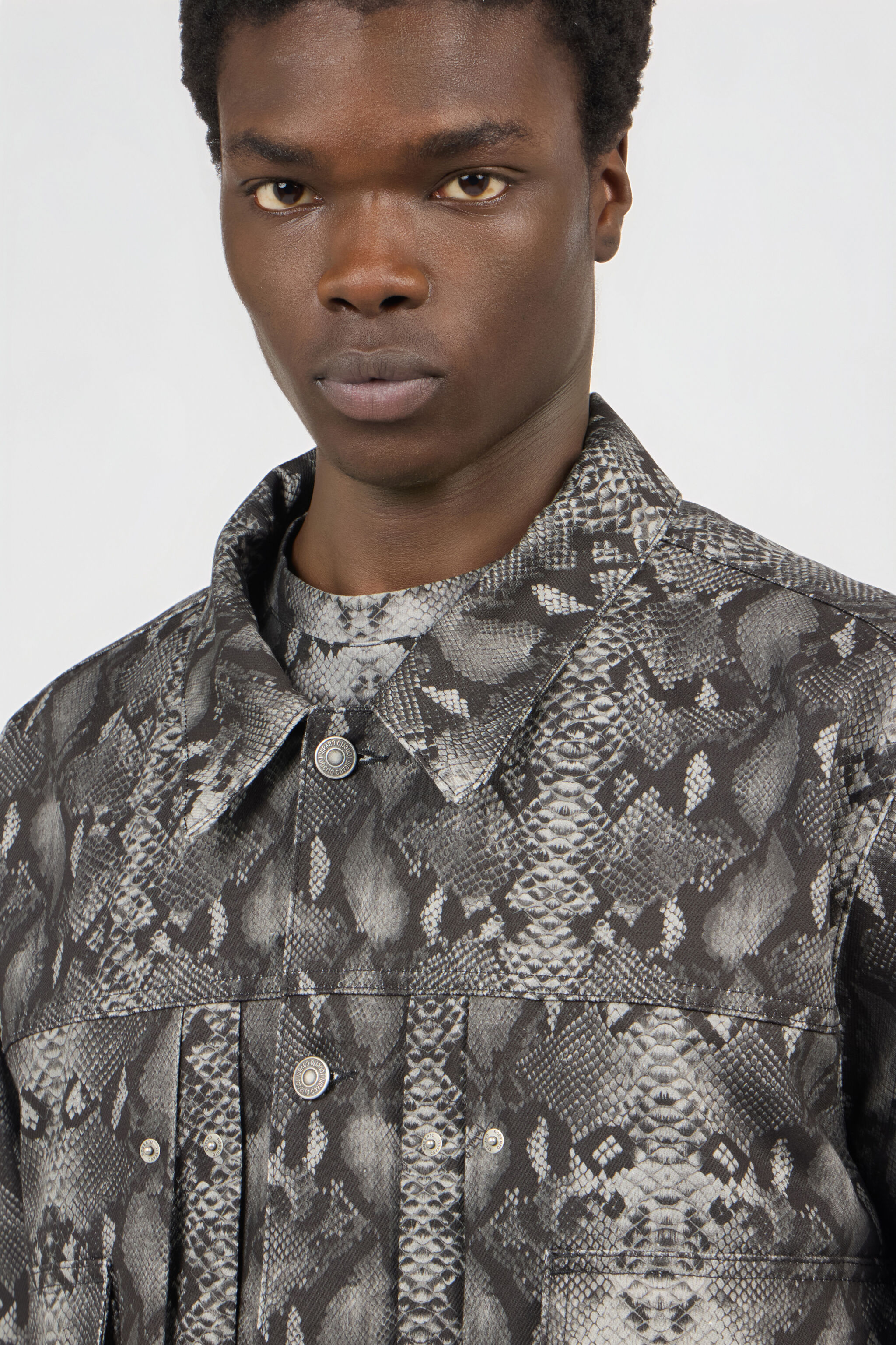 RC Denim-Jacke Mit Python-Print PYTHON DARK GREY SOJ40B-DL011