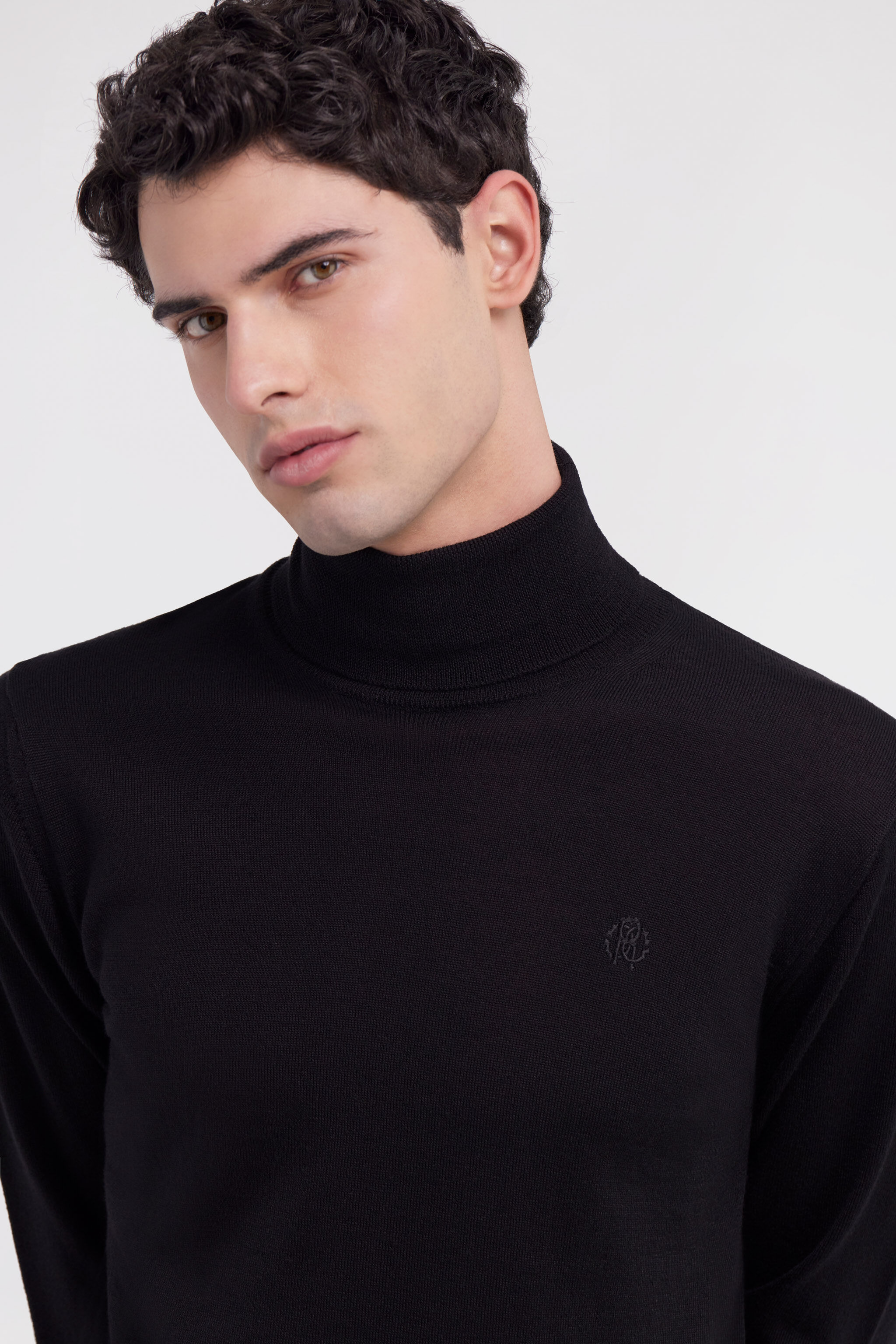 RC Turtleneck sweater with RC Negro NOM01C-MQ030