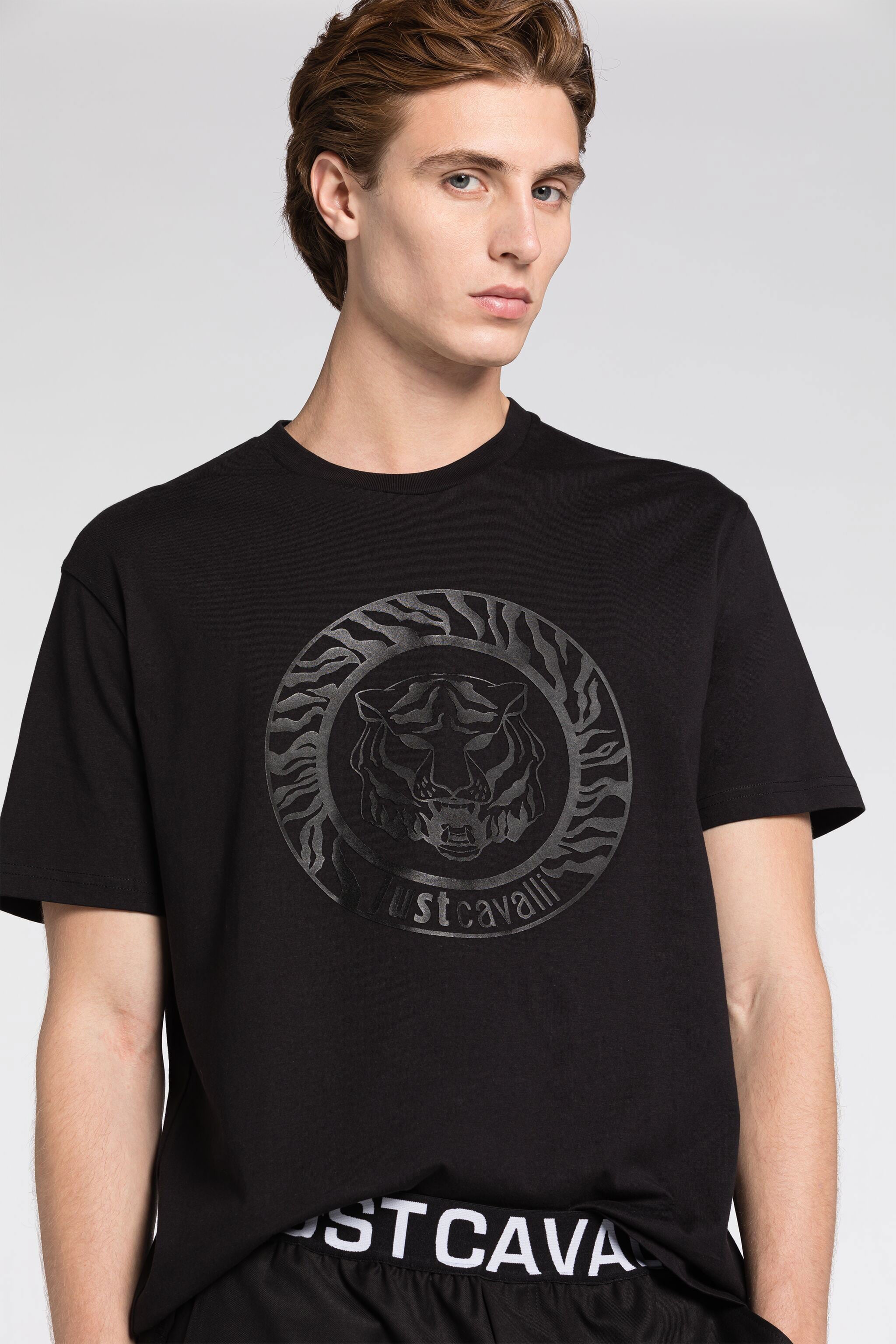 トップス just cavalli baroque star design longtee Just Cavalli Logo-Print Cotton T-Shirt in BLACK for Men | Roberto
