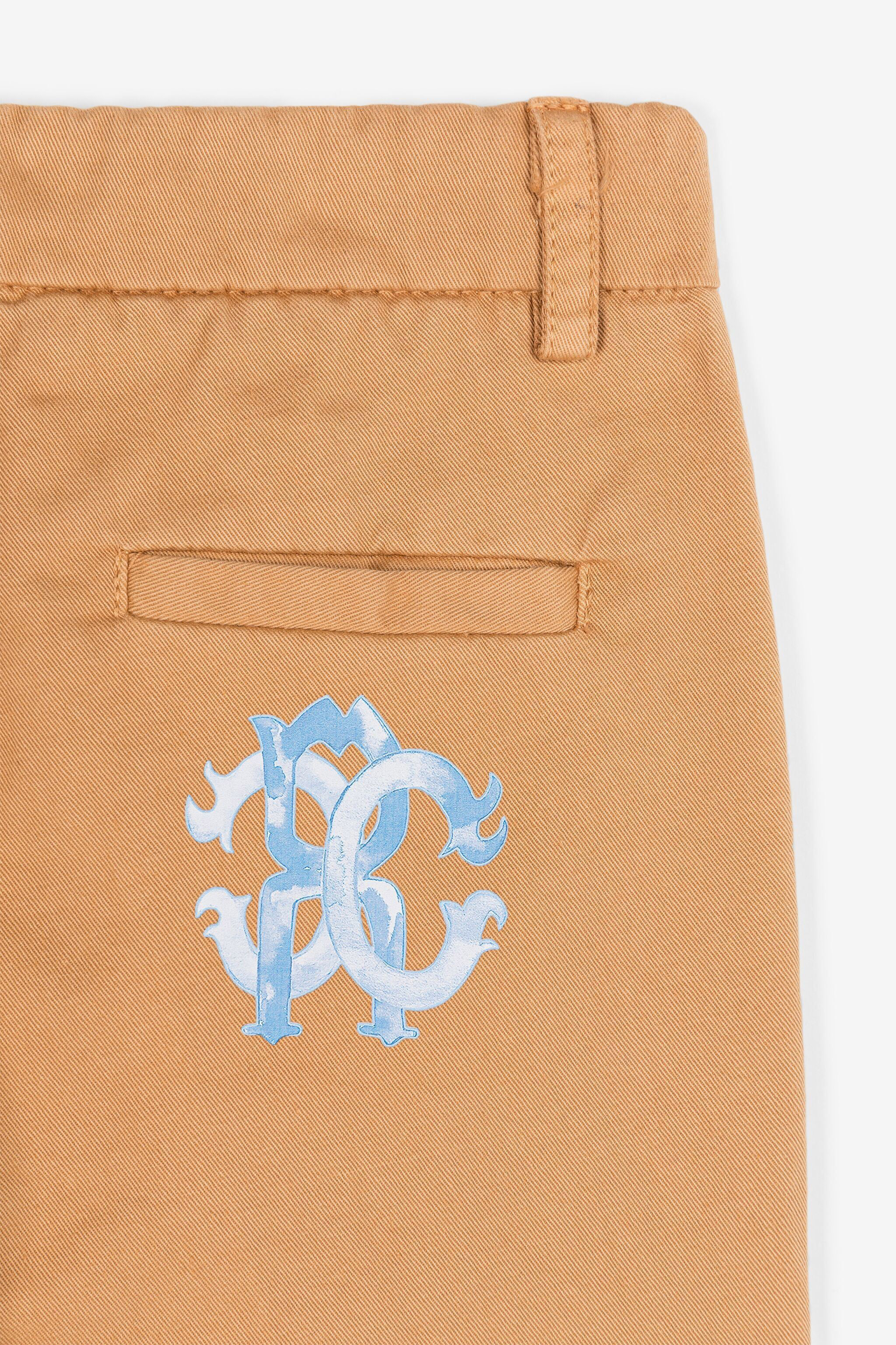 JU Bermudas chino con monograma estampado SAND 17-1038 QJT260-CE035