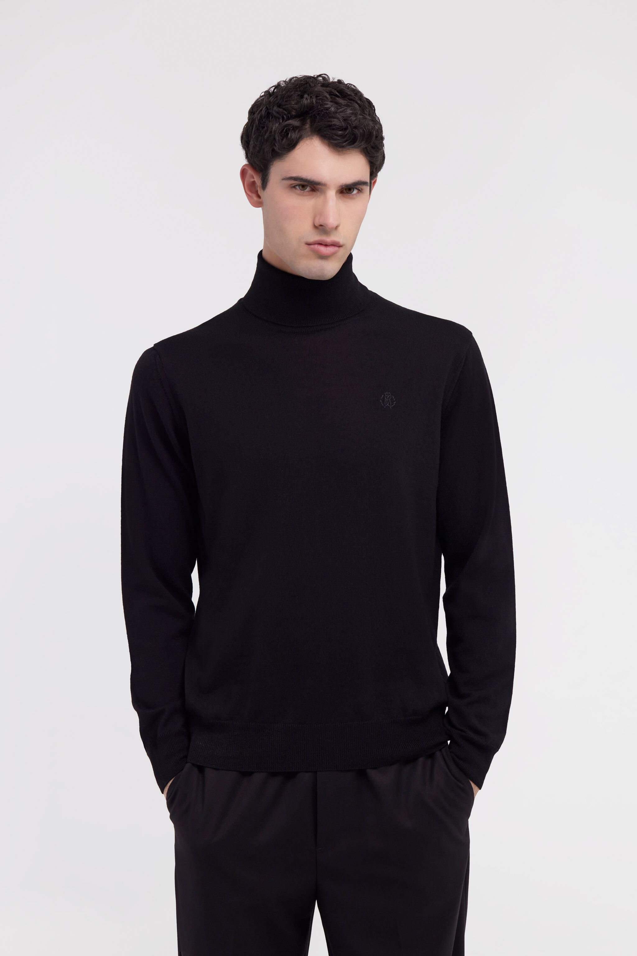 RC Turtleneck sweater with RC Negro NOM01C-MQ030