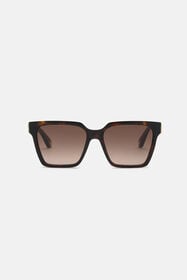 ${brand} Wide front femenine sunglasses. ${colorDescription} ${masterID}