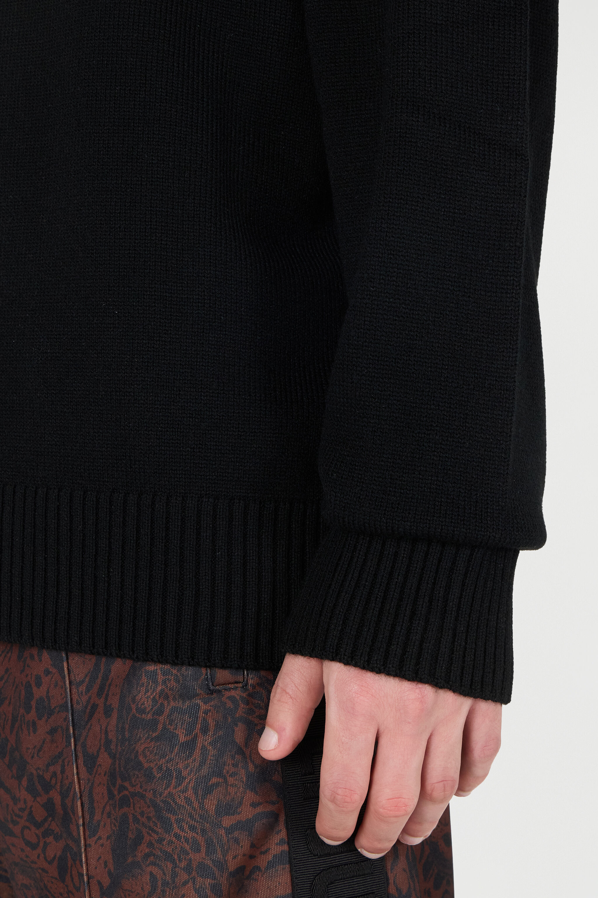 JC Sweater With Lettering Black TFM006-TF026