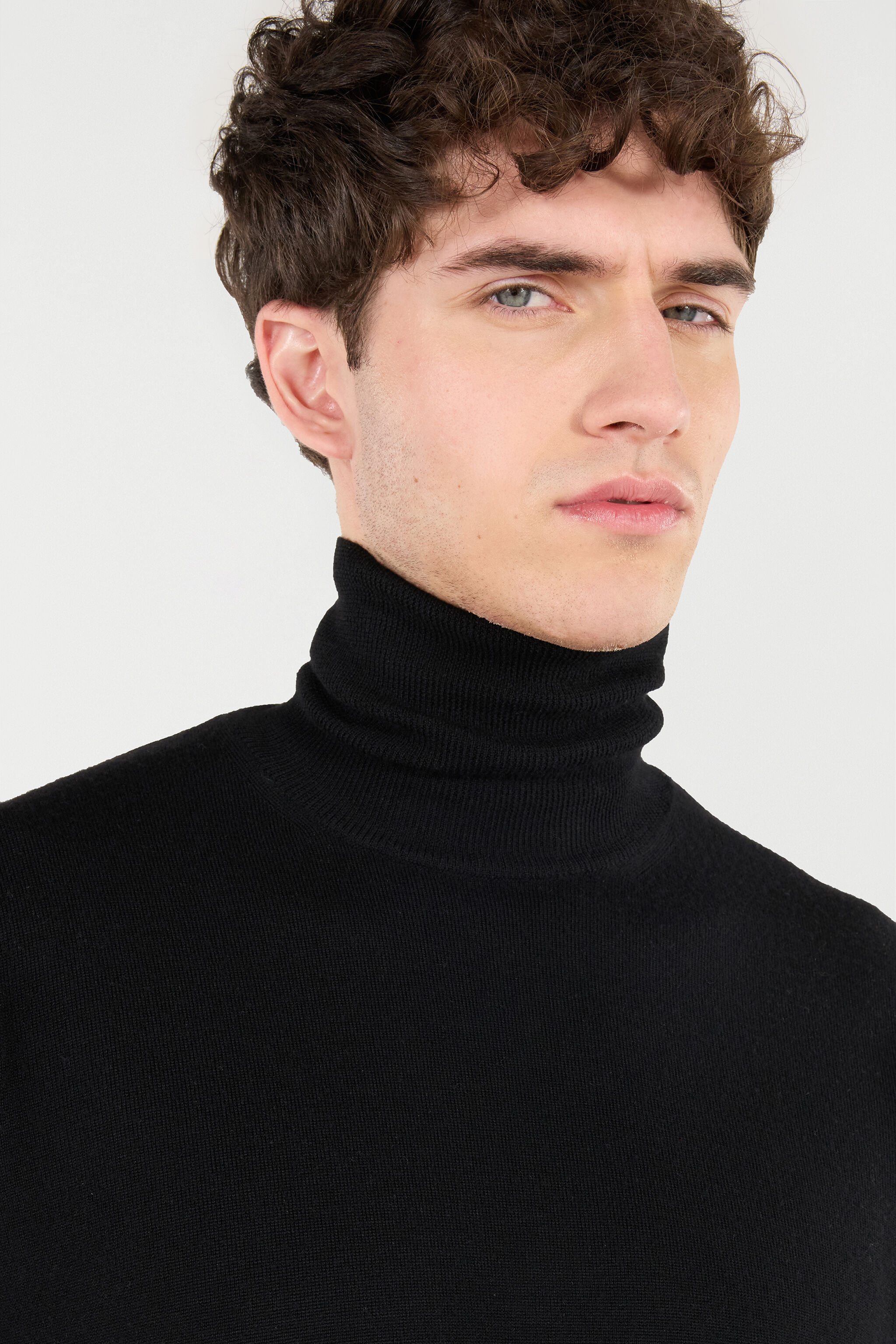 RC Jersey De Lana Con Cuello Alto Negro POM60E-MQ001