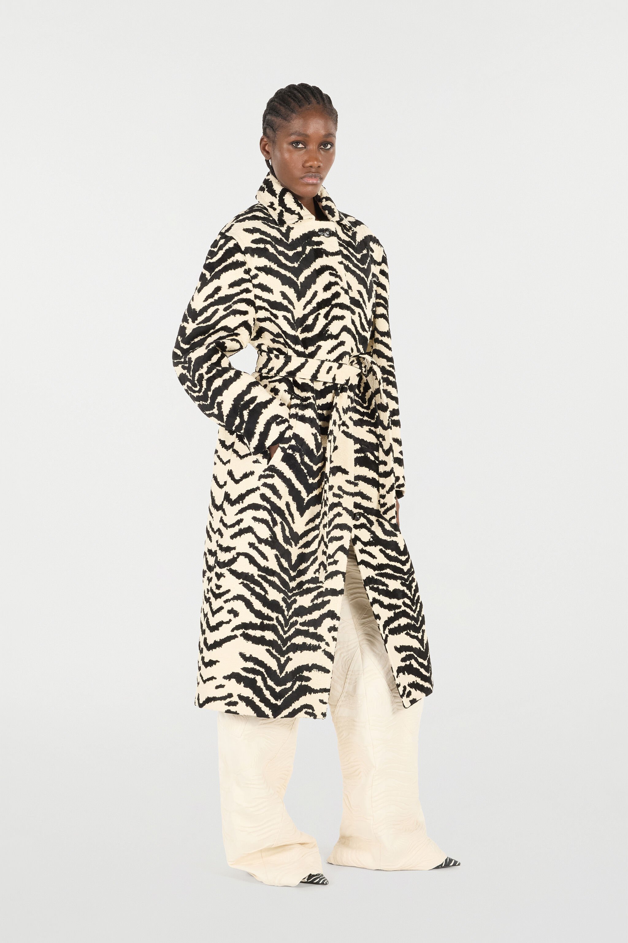 RC Coat With White Tigress Print Black/White UKT504-DJ088