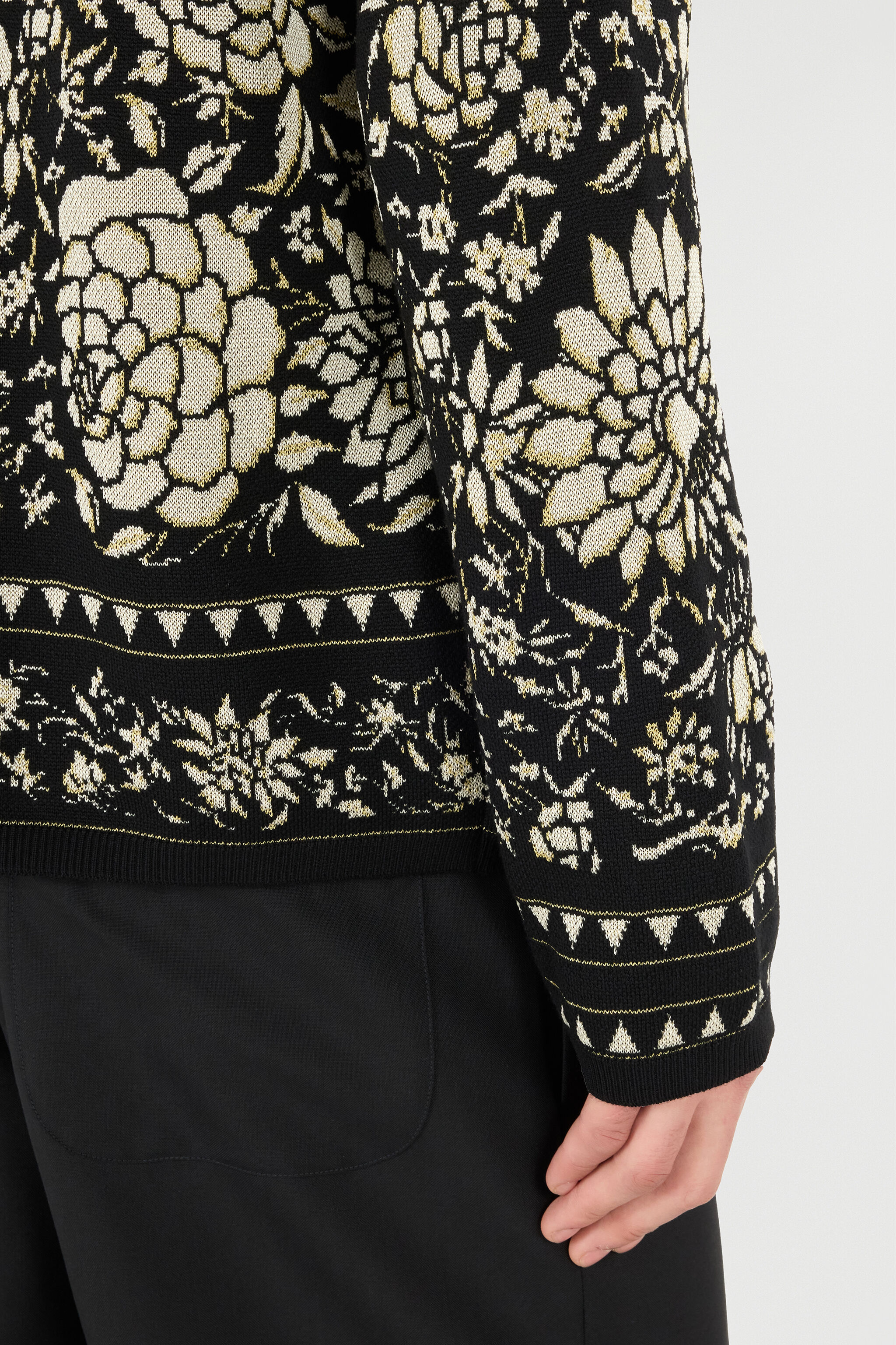 RC Wool Blend Sweater with Floral Design Black/White VNM604-MQ027