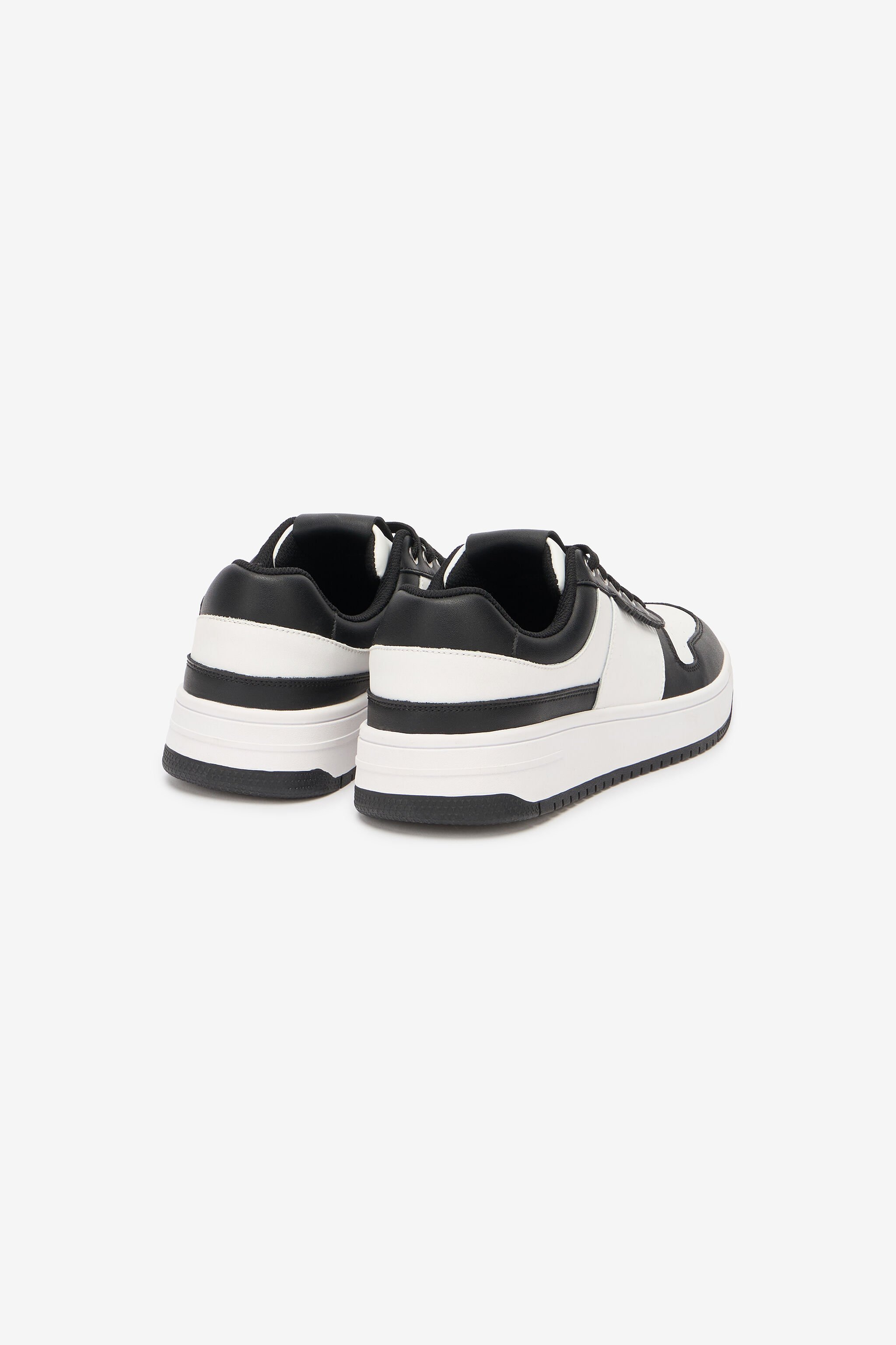 JC Sneakers With Logo Black/White UFS021-UF296