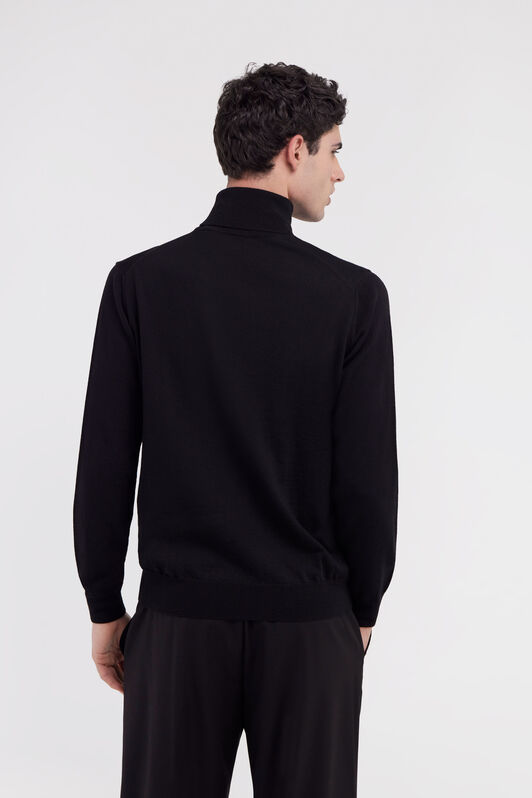 RC Turtleneck sweater with RC Negro NOM01C-MQ030