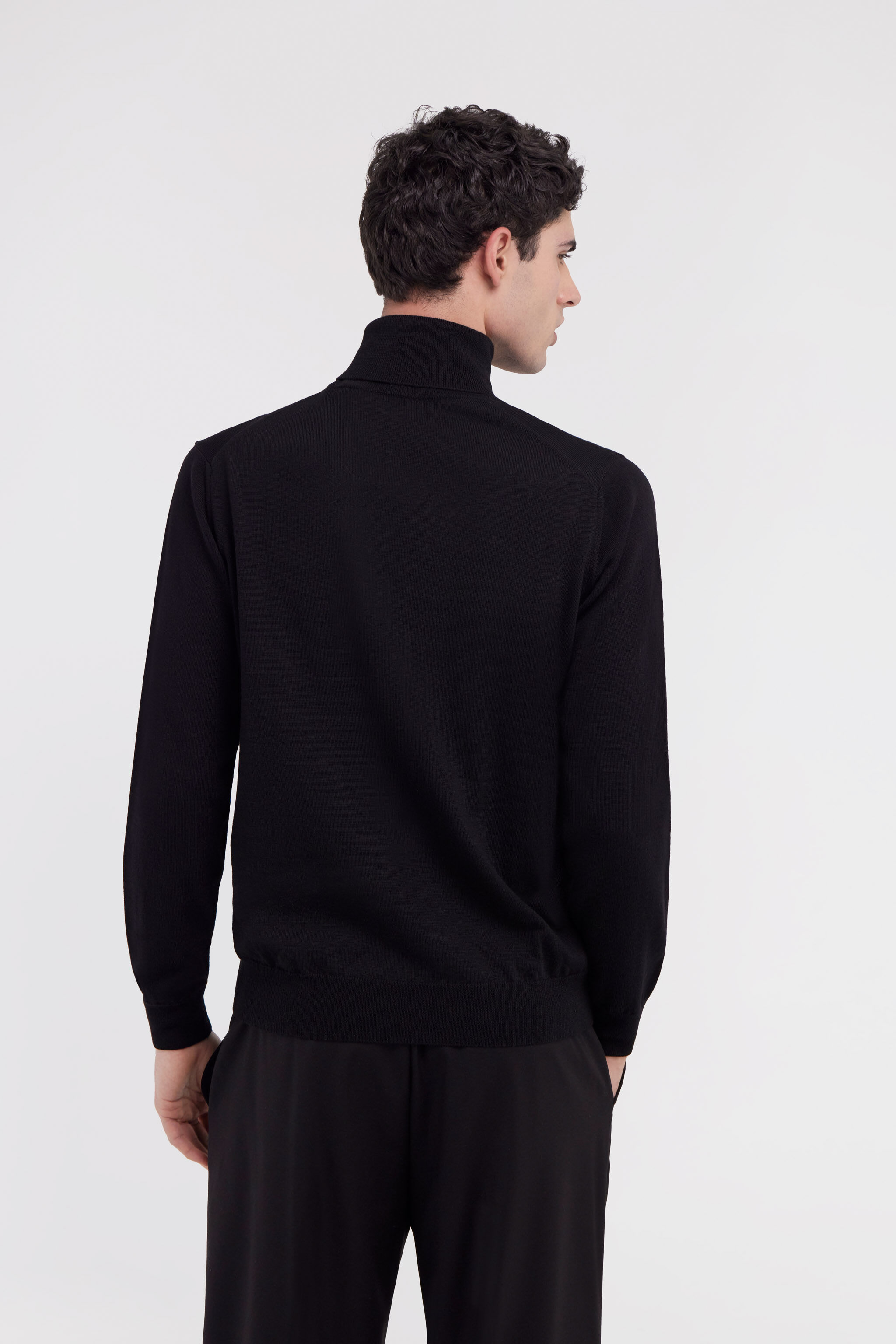 RC Turtleneck sweater with RC Negro NOM01C-MQ030
