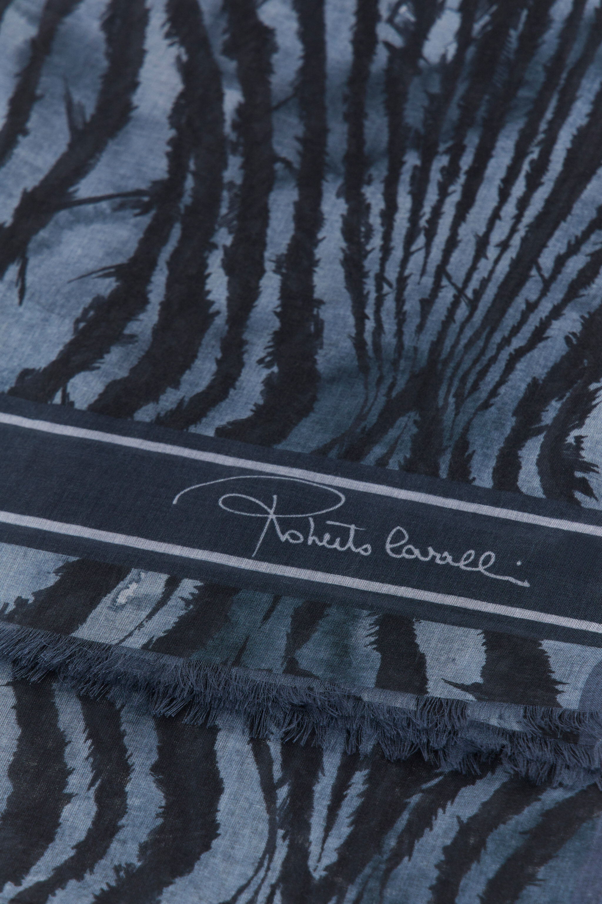 RC Roberto Cavalli Stole with Freedom print Dunkelblau SYI00C-OBL54