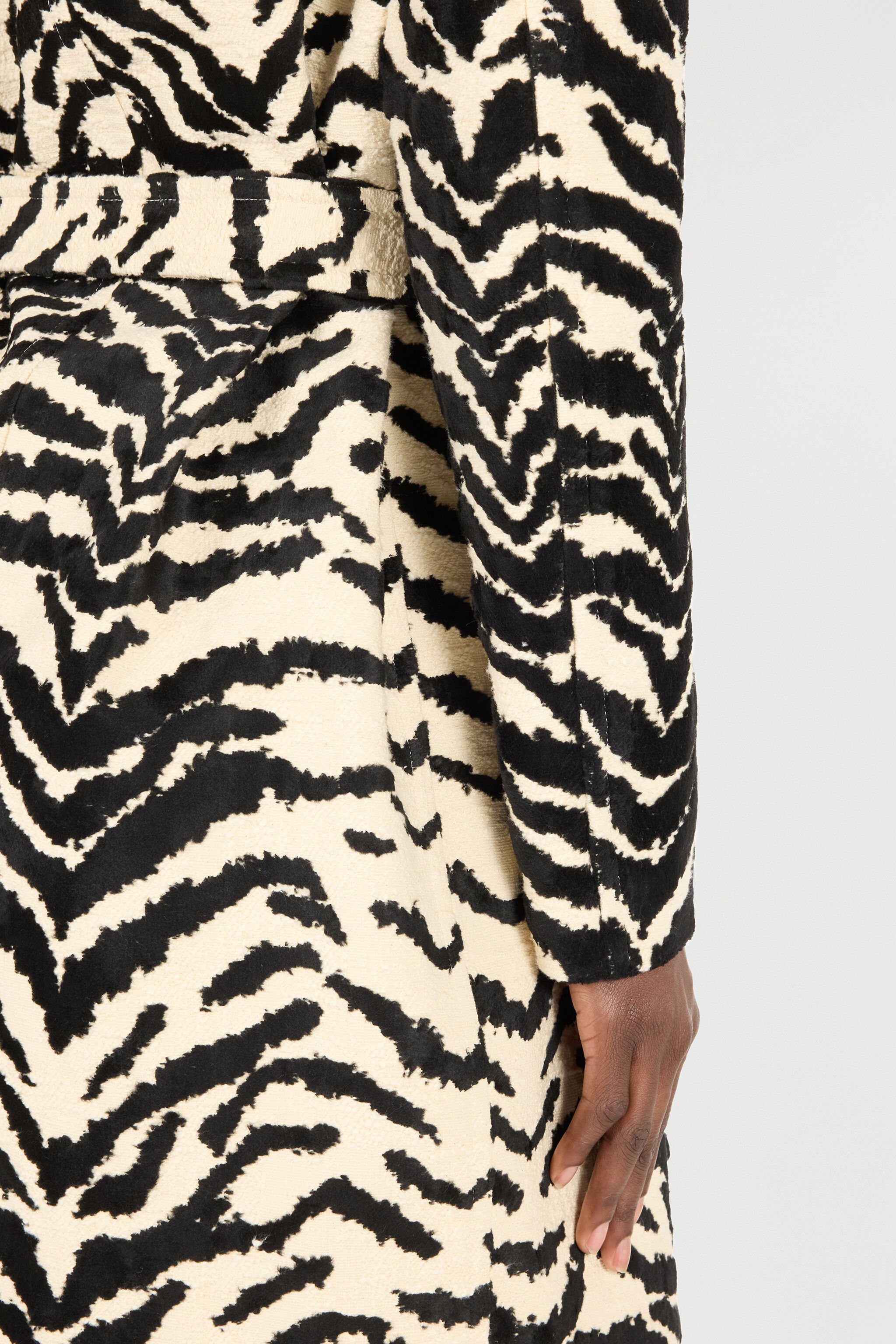RC Coat With White Tigress Print Black/White UKT504-DJ088