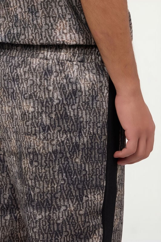 JC Hose mit verwaschenem Effekt und Allover-Schriftzug JC Hose mit verwaschenem Effekt und Allover-Schriftzug 899+316 VFT002-VF002