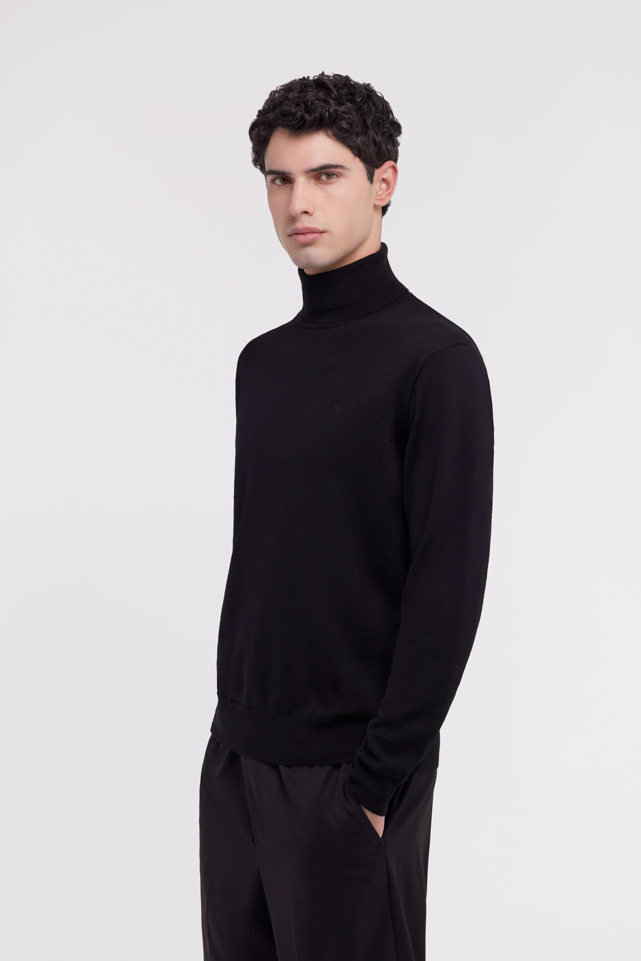 RC Turtleneck sweater with RC Negro NOM01C-MQ030