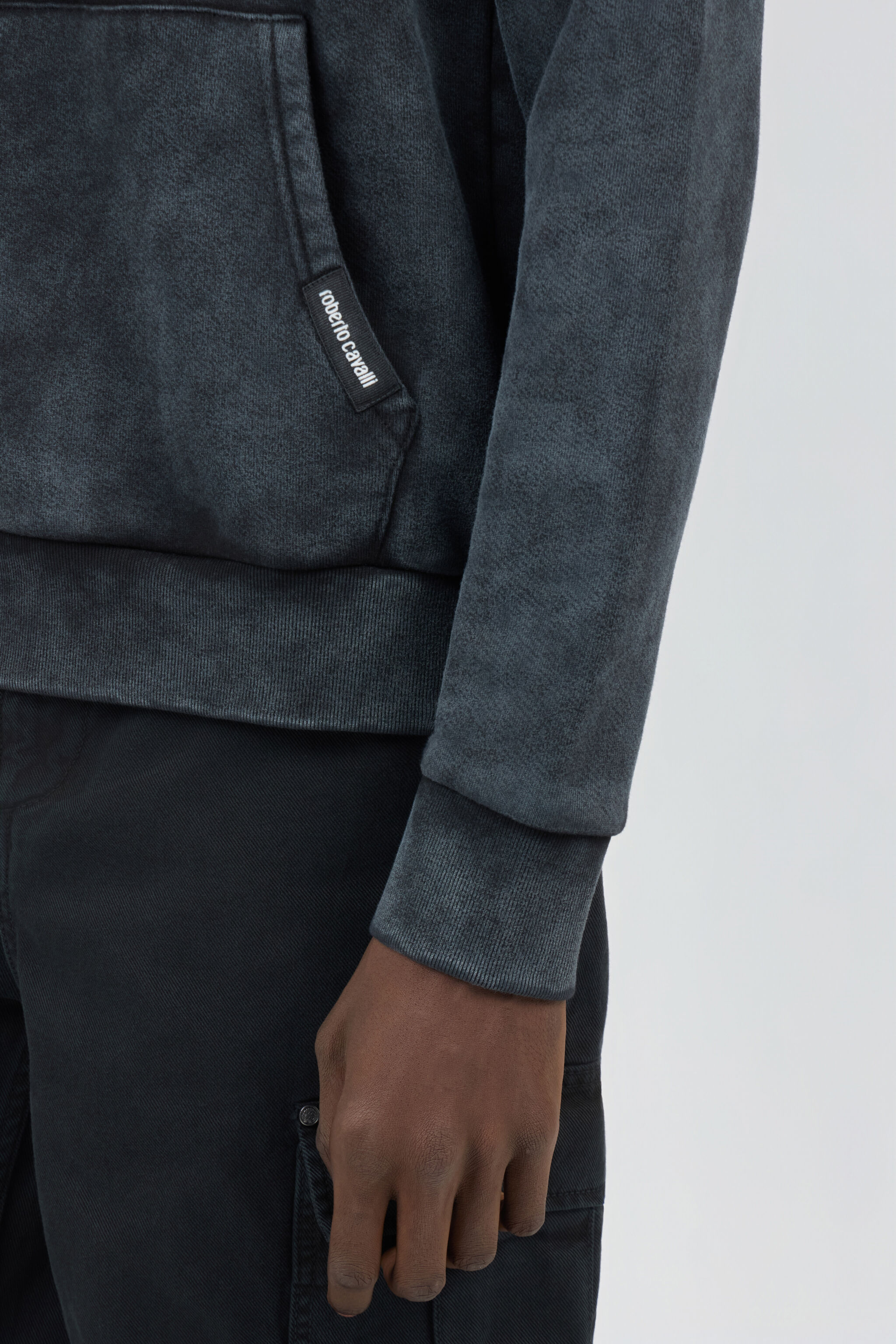 RC Schwarzes Sweatshirt mit Aufgedruckten Rosen BLACK SOT66B-CF008