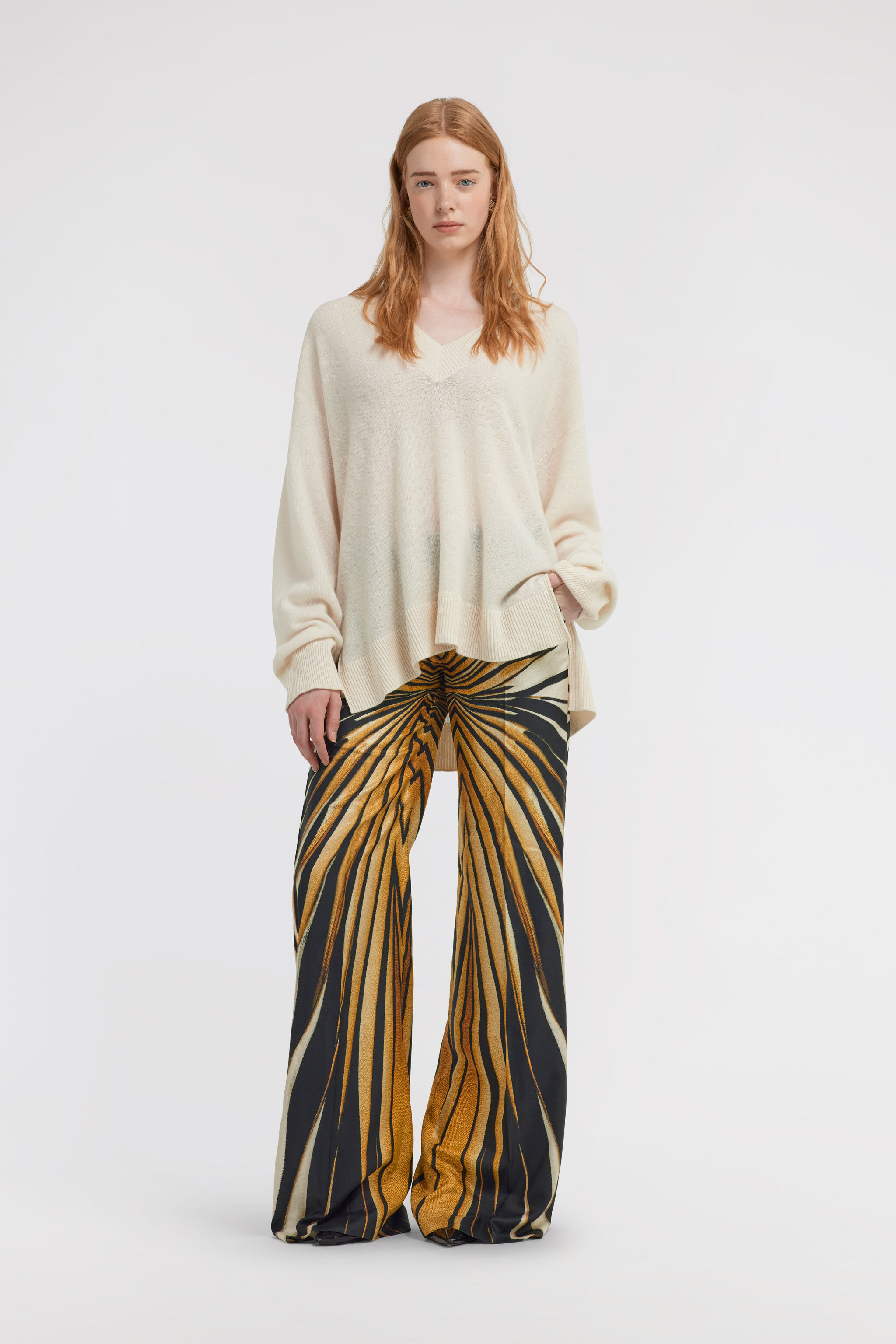 RC Sweater with V-Neck White TKM620-MQ001