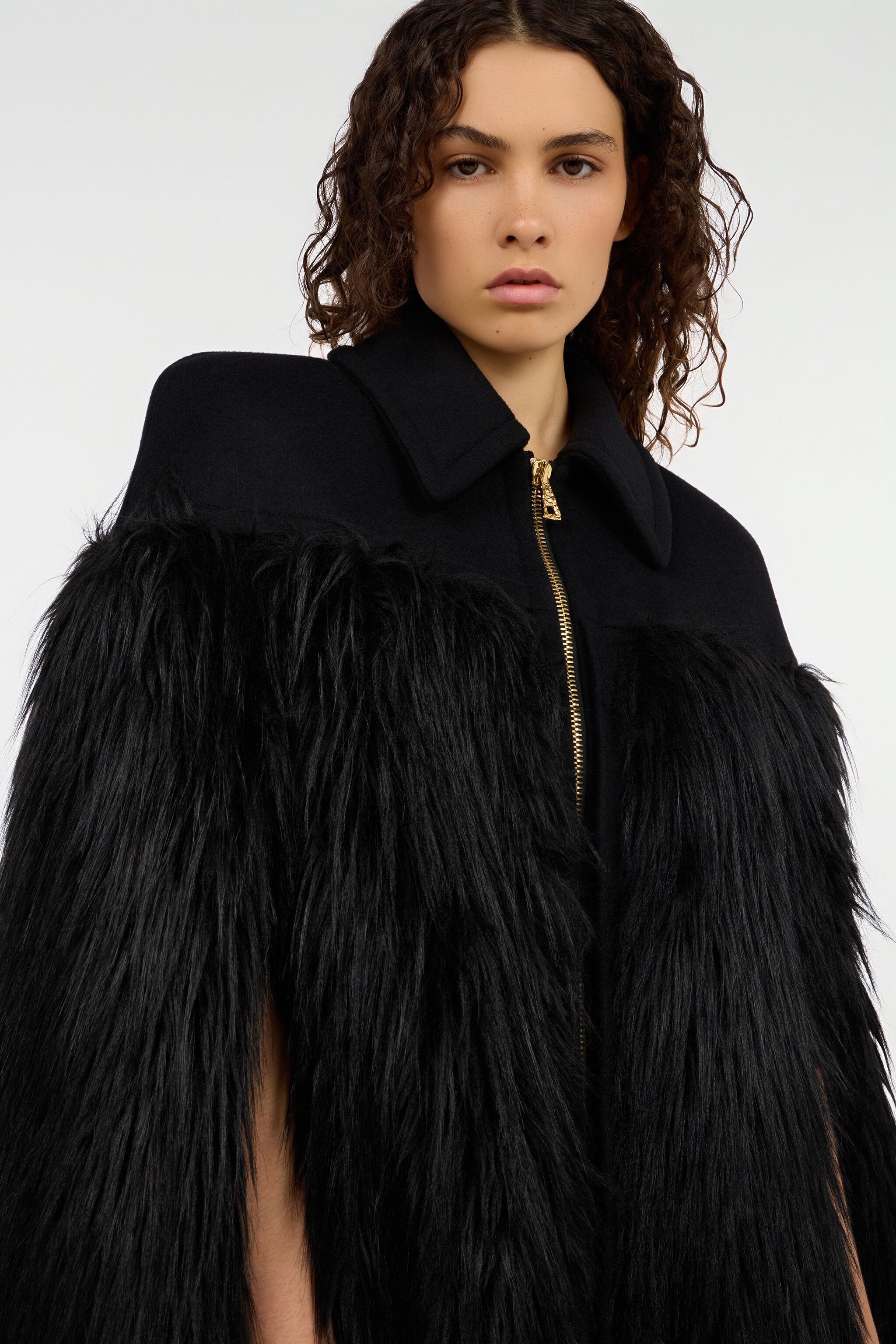 RC Black Faux Fur Cape With Zip RC Black Faux Fur Cape With Zip NERO 191101 VQT501-FT027