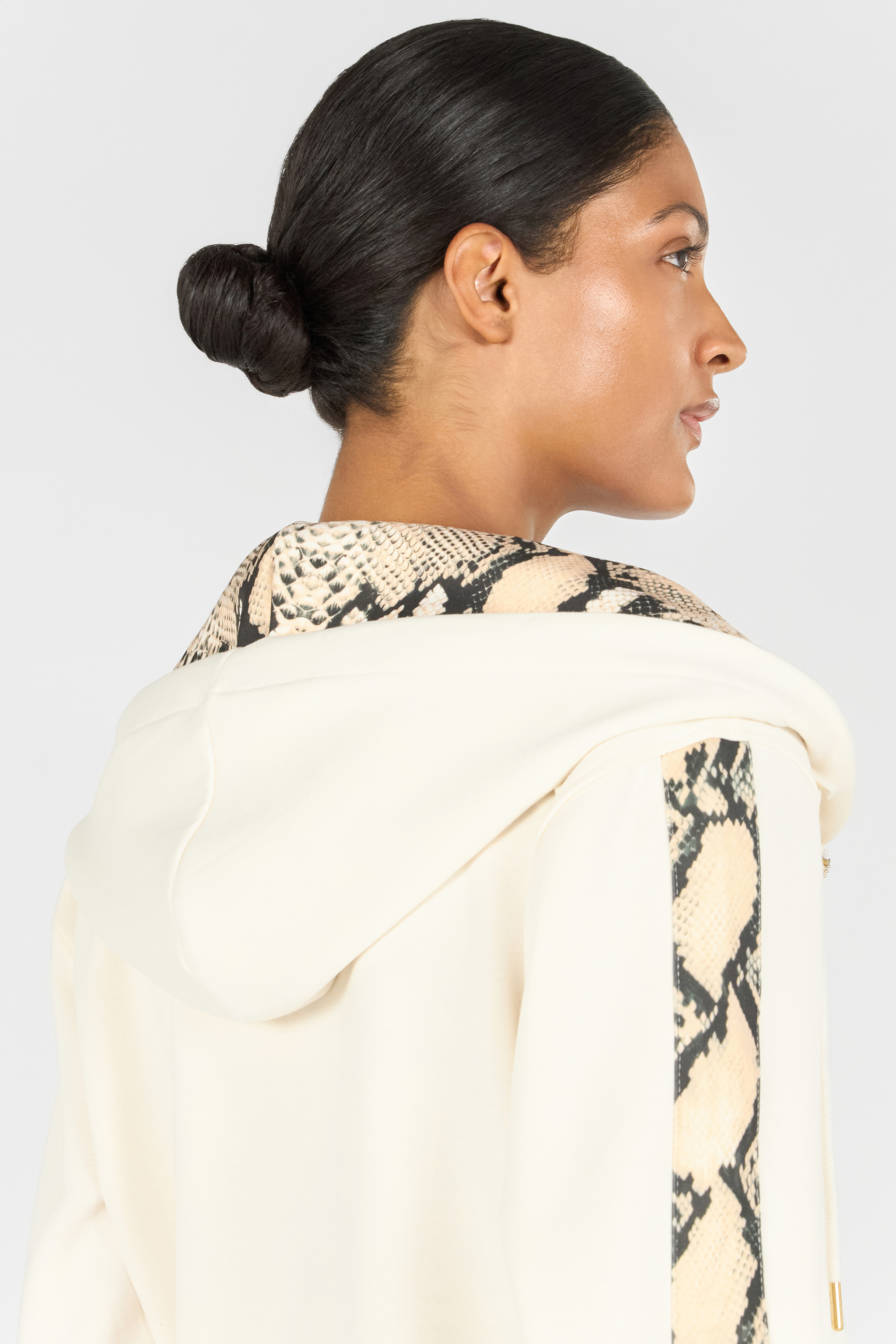 Shop Roberto Cavalli Sweatshirt Mit Reissverschluss Und Kapuze In Ivory