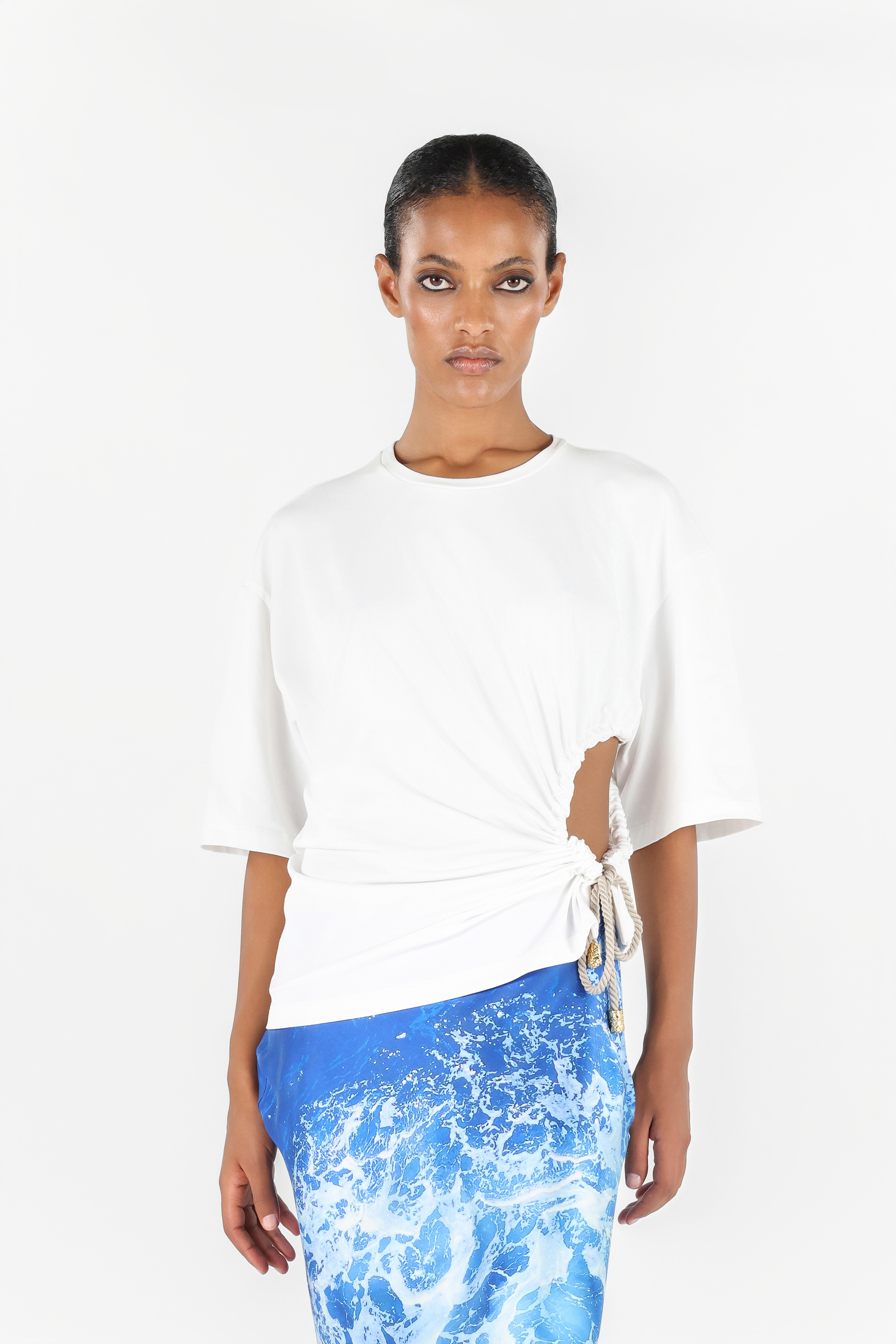 ROBERTO CAVALLI T-SHIRT MIT WALL-PRINT UND KNOTEN