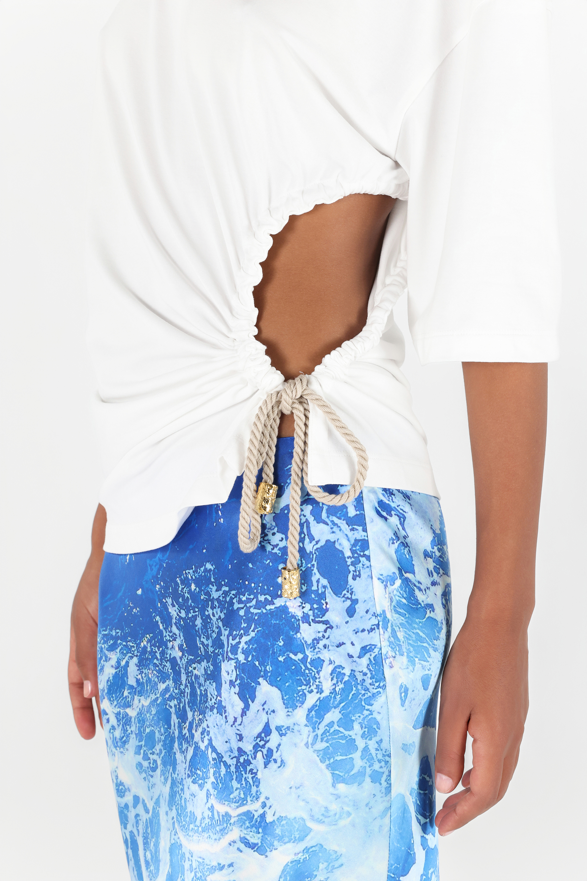 Shop Roberto Cavalli T-shirt Mit Wall-print Und Knoten In White