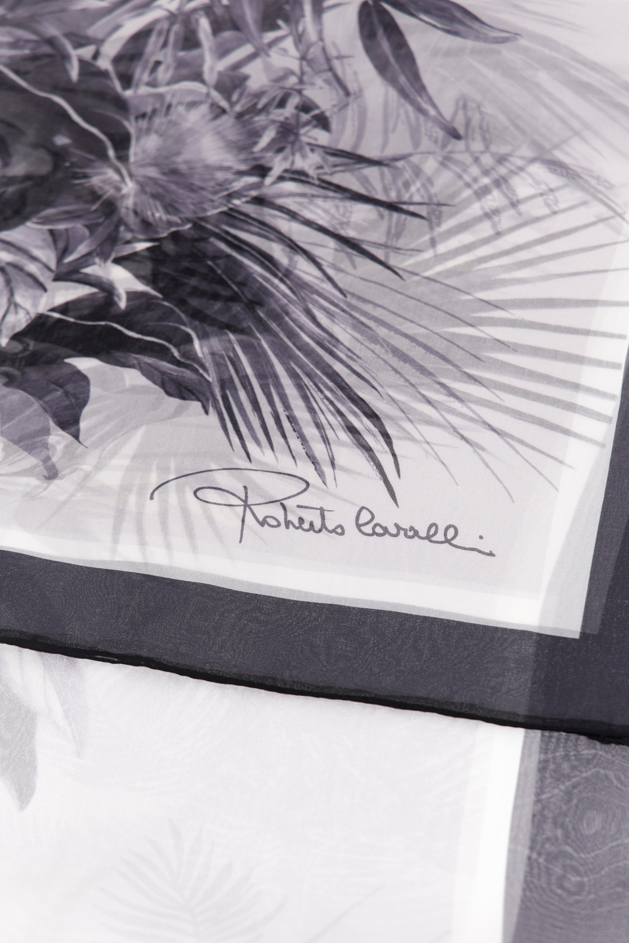Roberto Cavalli Stole With Jungle Print In Black/white