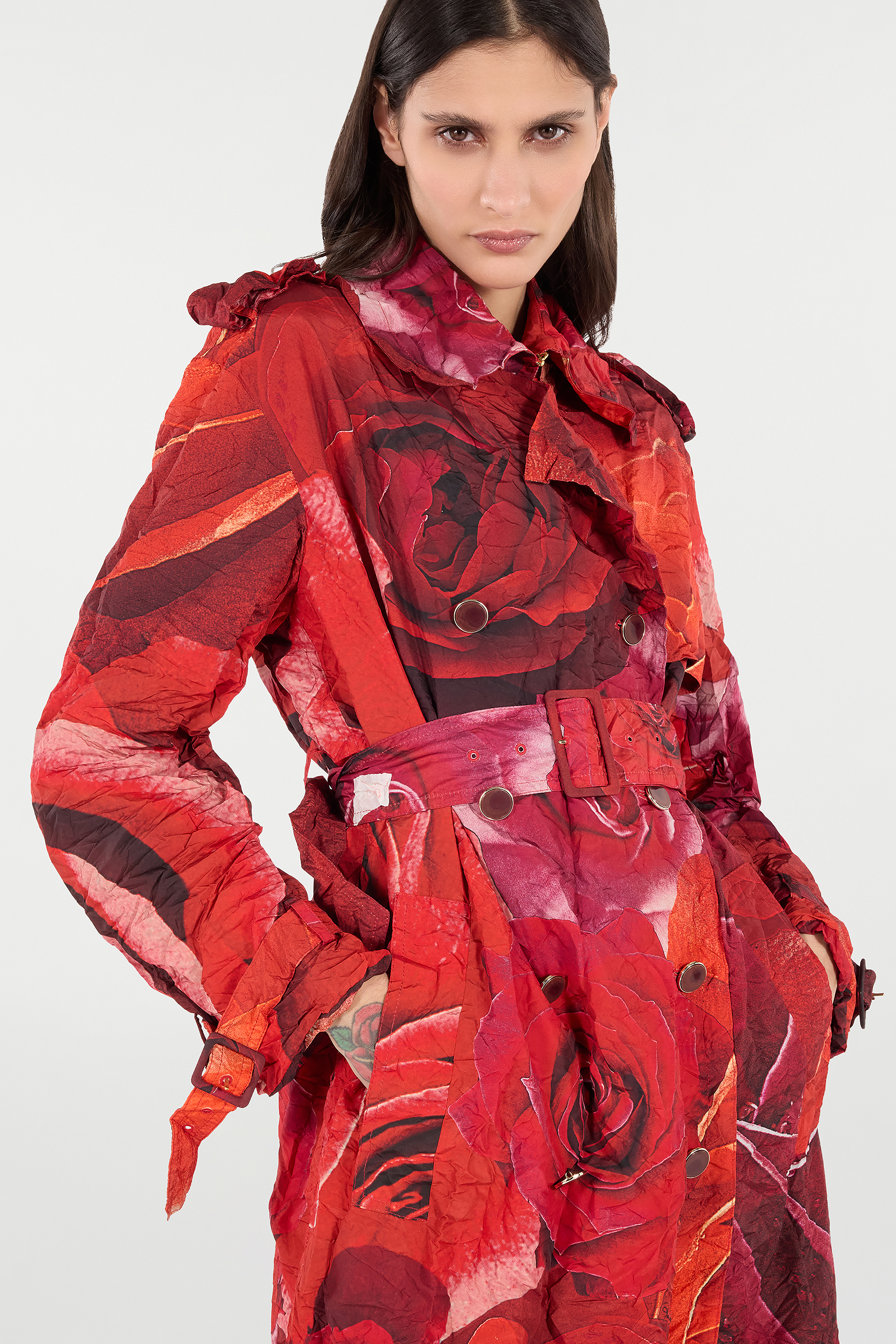 Roberto Cavalli Long Crinkle-effect Trench Coat With Rose Print In Rosso