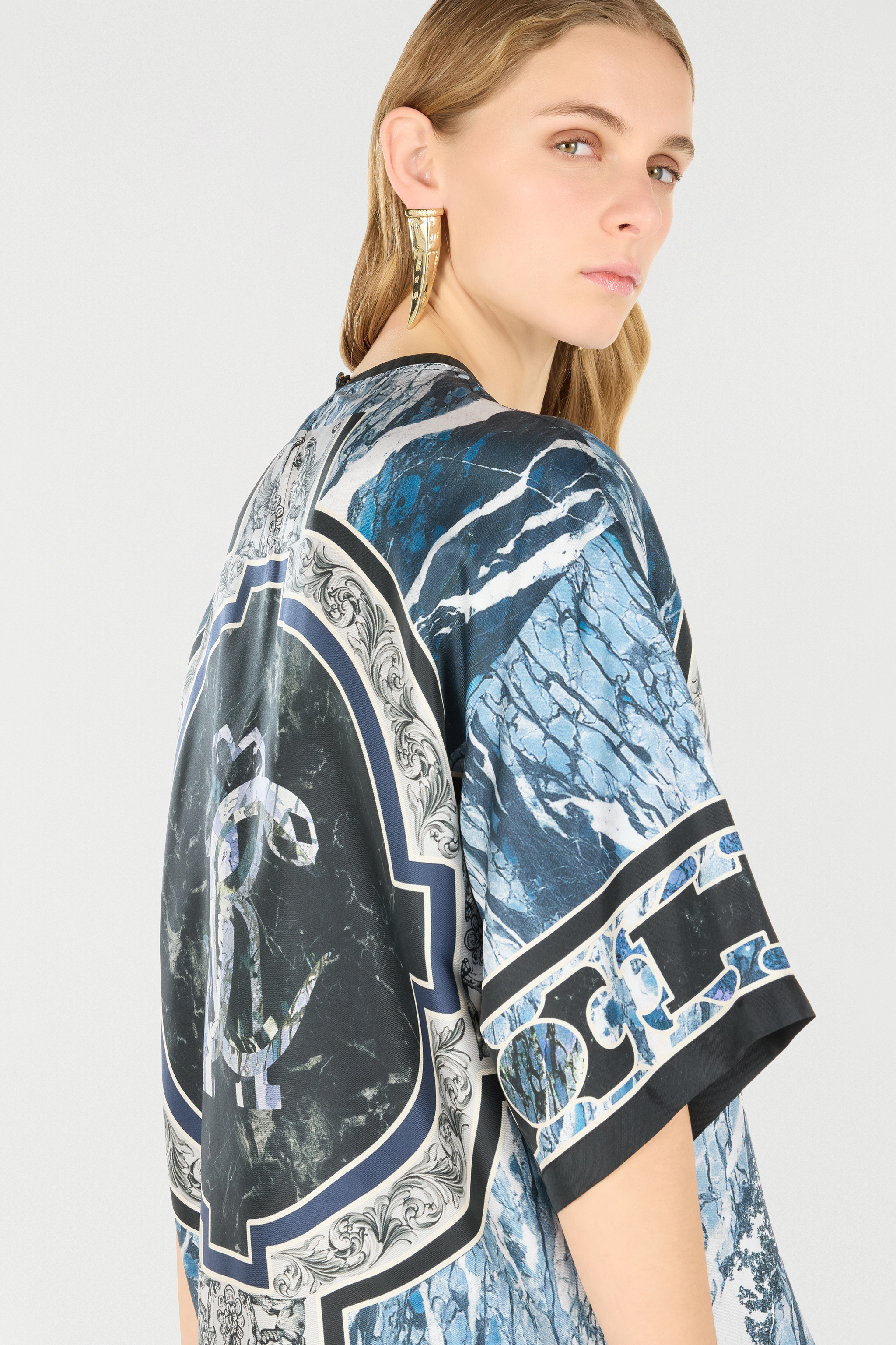 Shop Roberto Cavalli T-shirt Mit Print Monogramm Mirror Snake Und Marble In Dark Blue