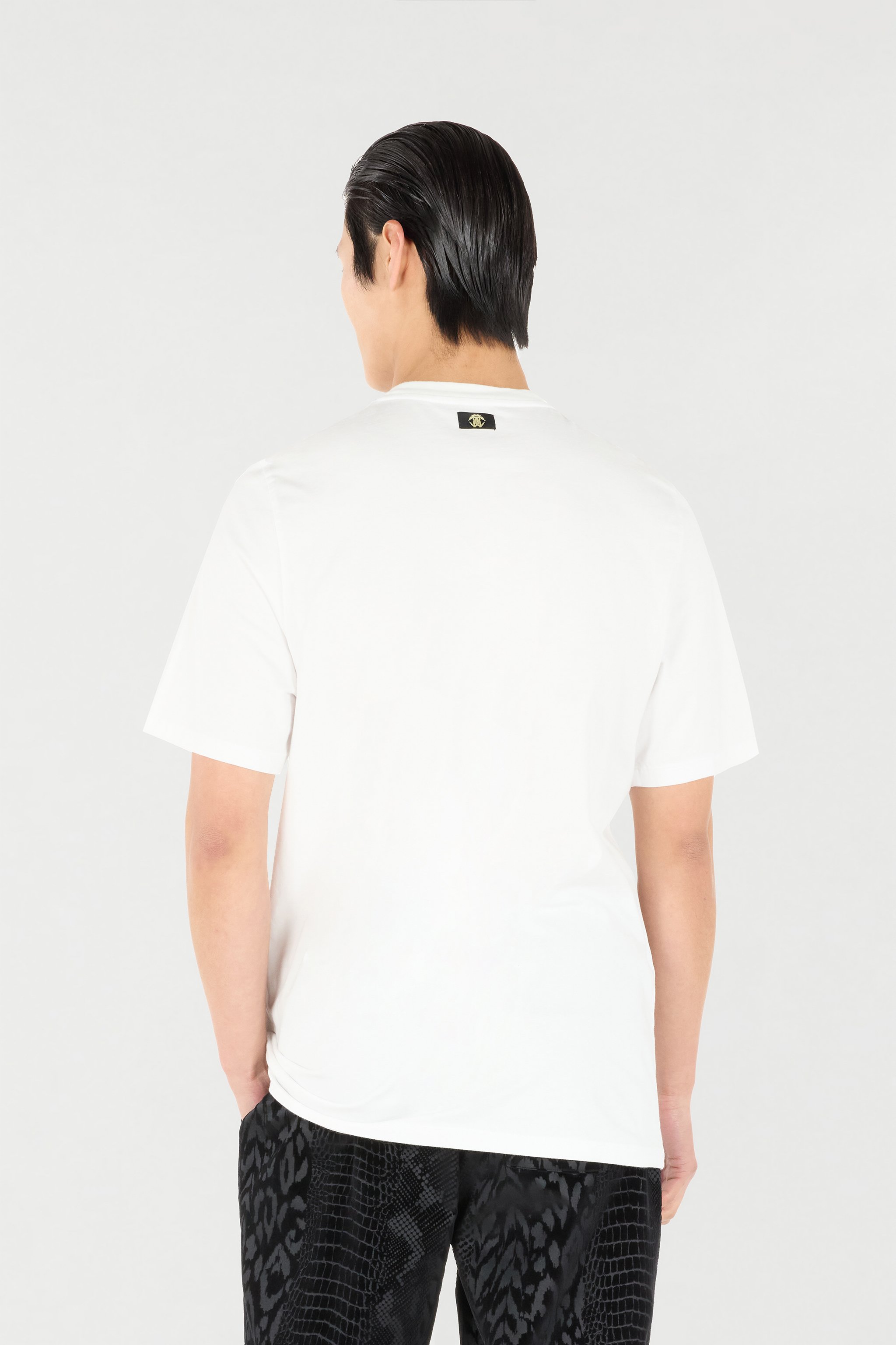 Shop Roberto Cavalli T-shirt Mit Logo Und Mininieten In White