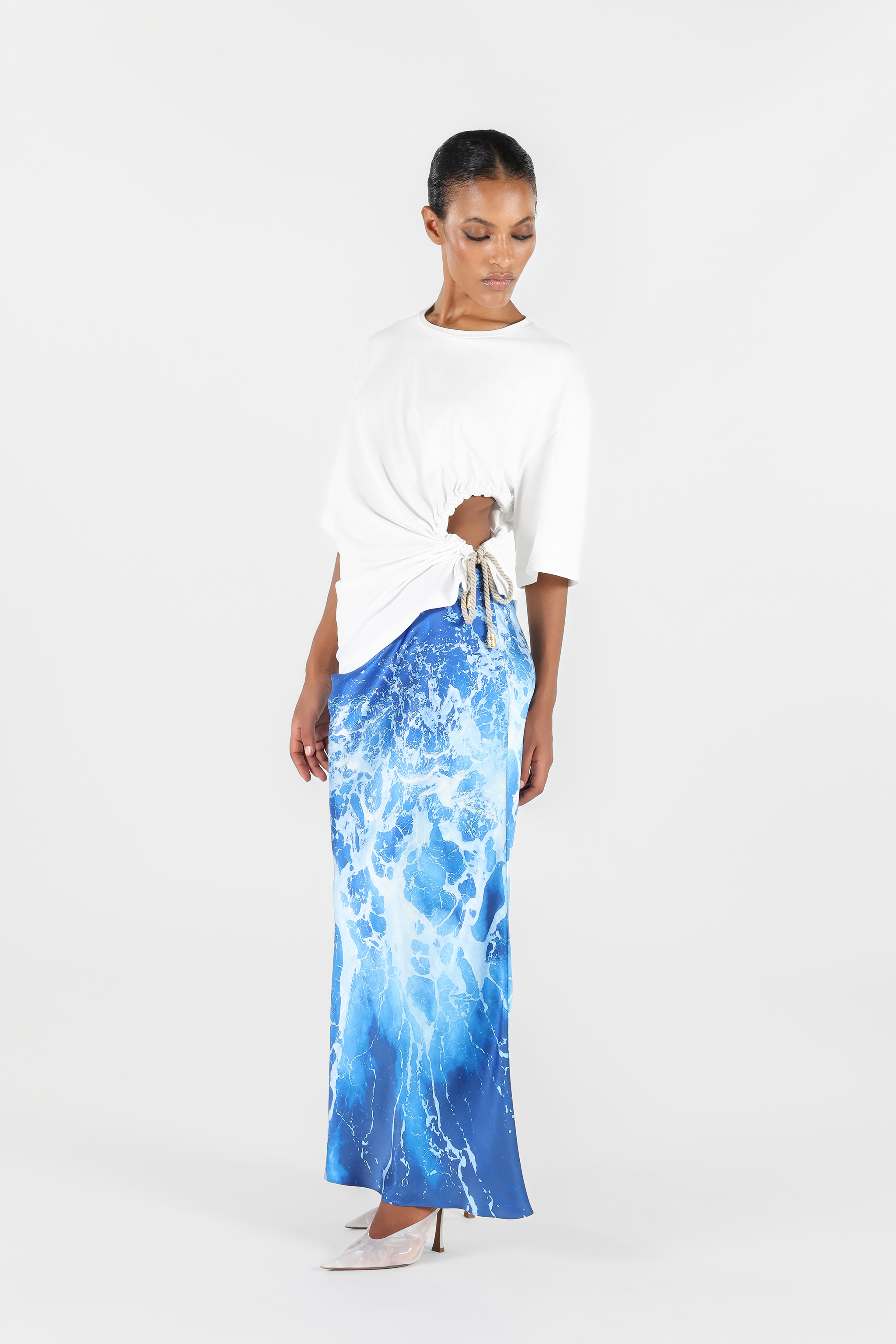 ROBERTO CAVALLI T-SHIRT MIT WALL-PRINT UND KNOTEN