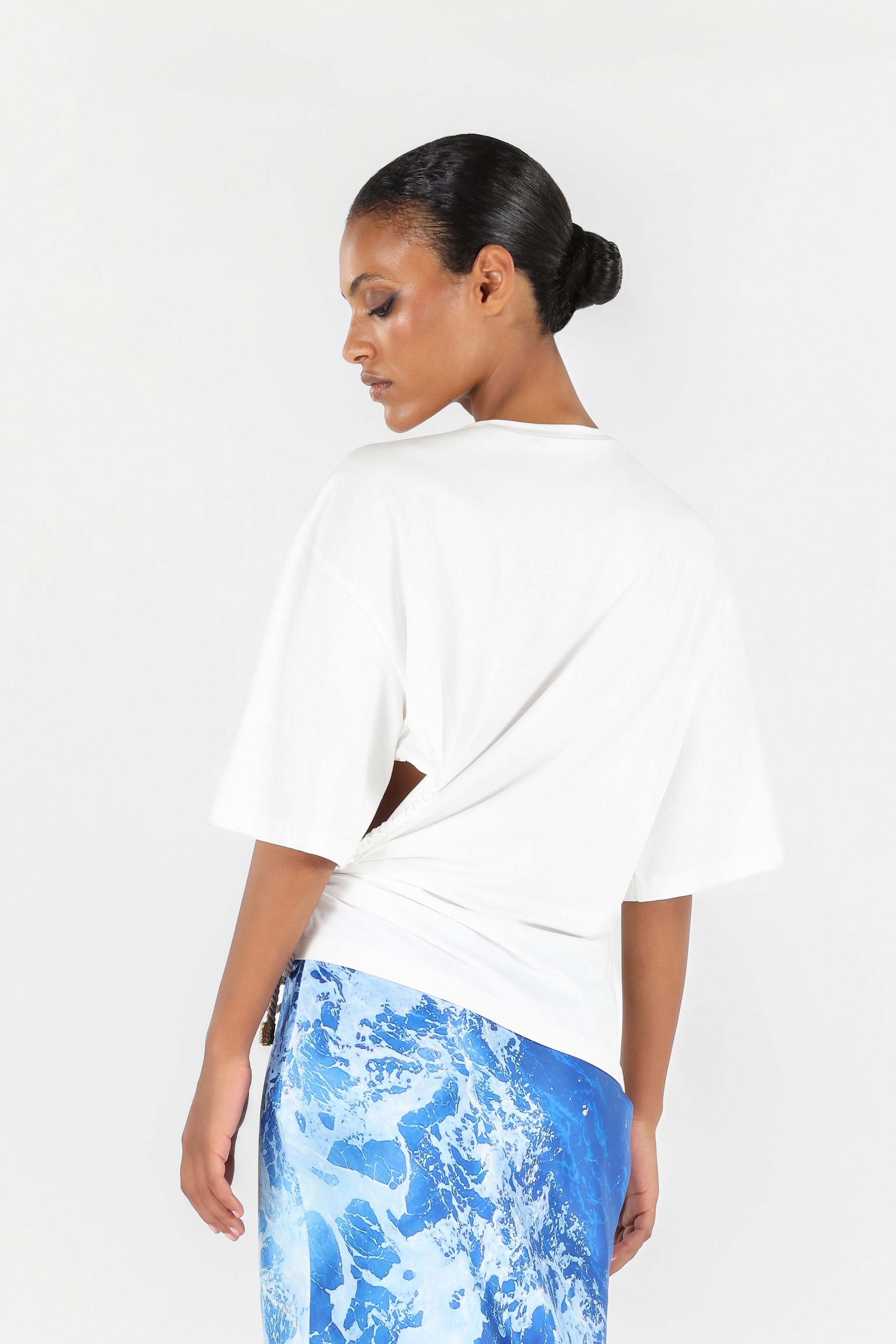 ROBERTO CAVALLI T-SHIRT MIT WALL-PRINT UND KNOTEN