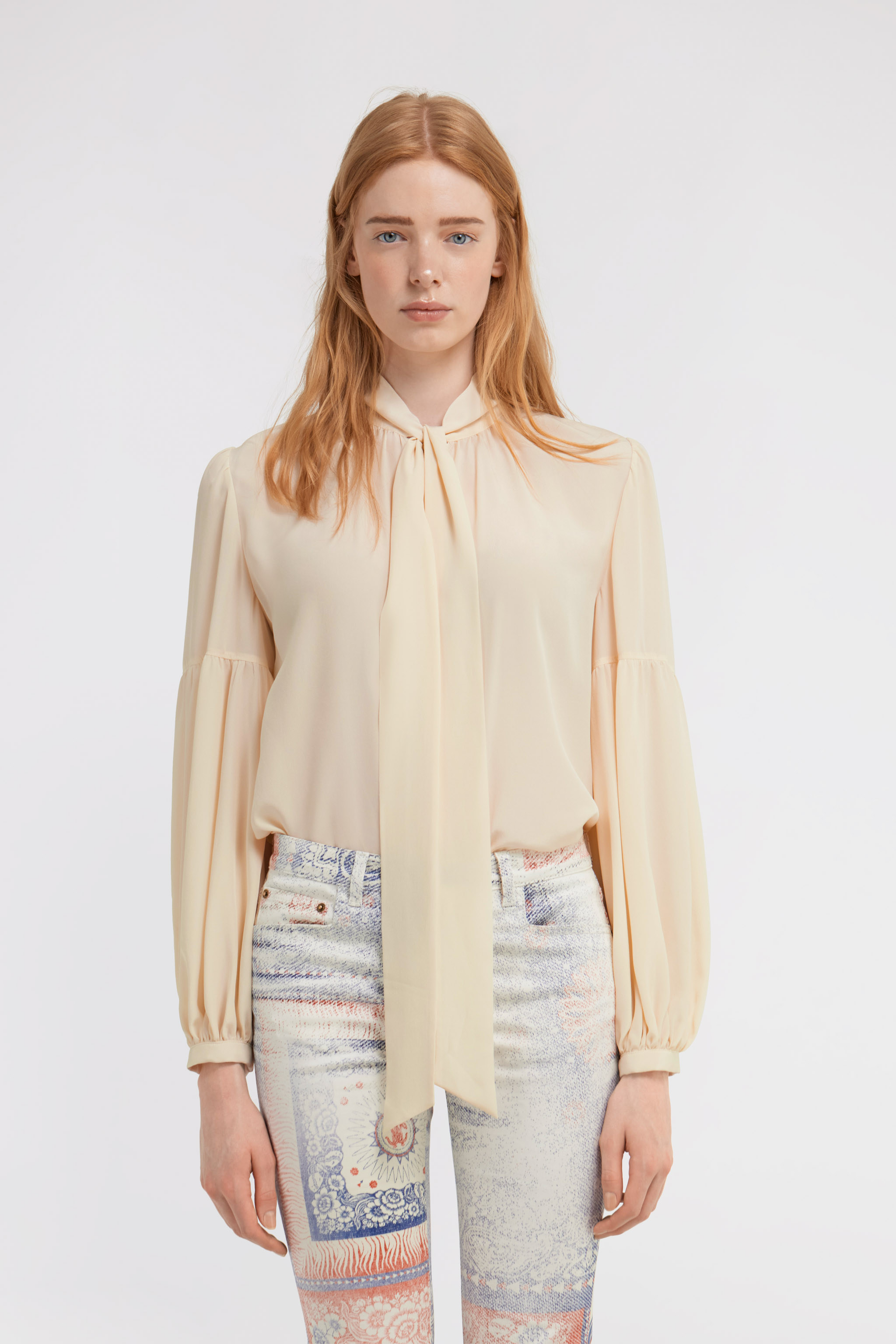 Shop Roberto Cavalli Bluse Mit Schluppenkragen In Ivory