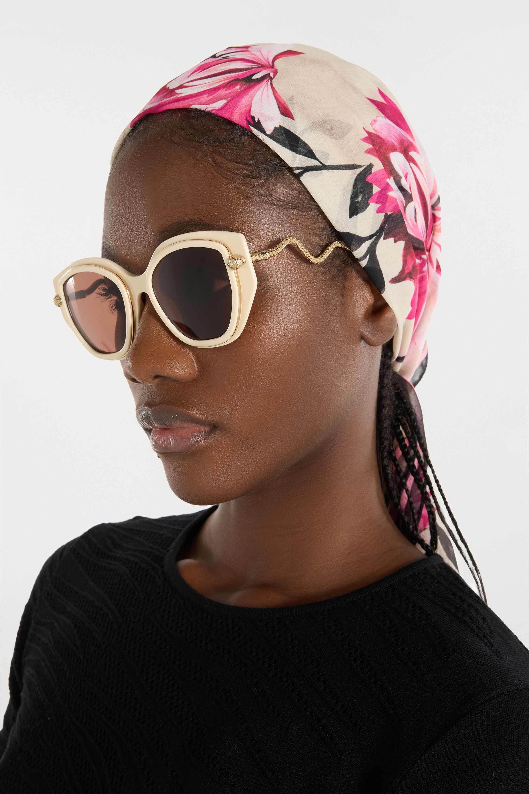 ROBERTO CAVALLI SONNENBRILLE MIT BREITER UND FEMININER VORDERSEITE UND DOPPELTEM RING ALS DEKOR