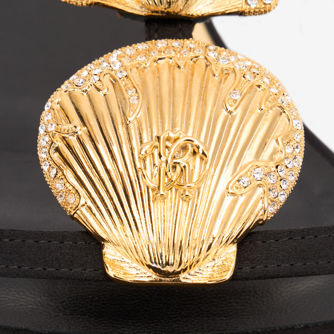 ROBERTO CAVALLI FLACHE SANDALEN MIT GOLDENEN MUSCHELN