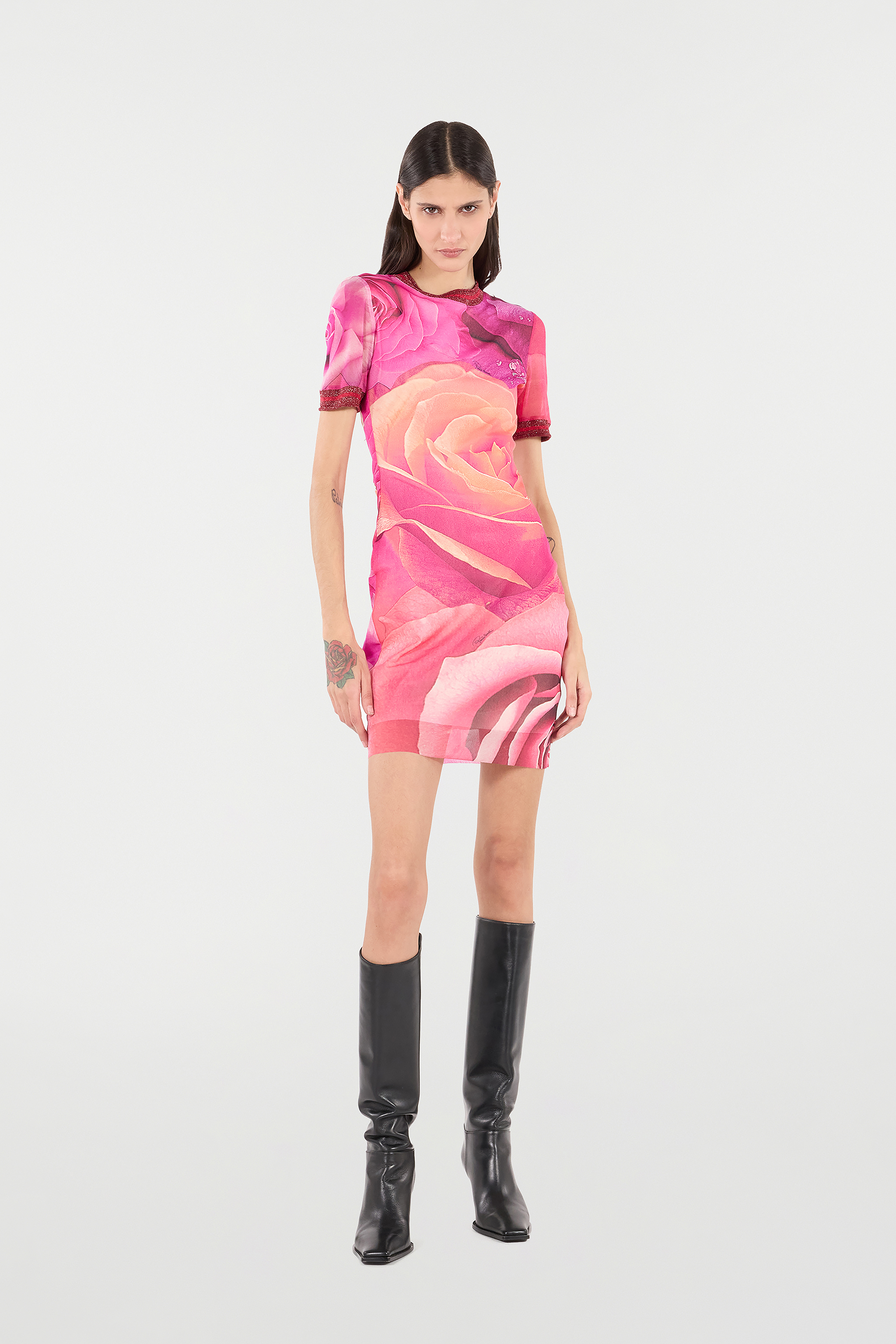 ROBERTO CAVALLI KURZES KLEID MIT PRINT ROSE UND GLITZERNDEN SÄUMEN